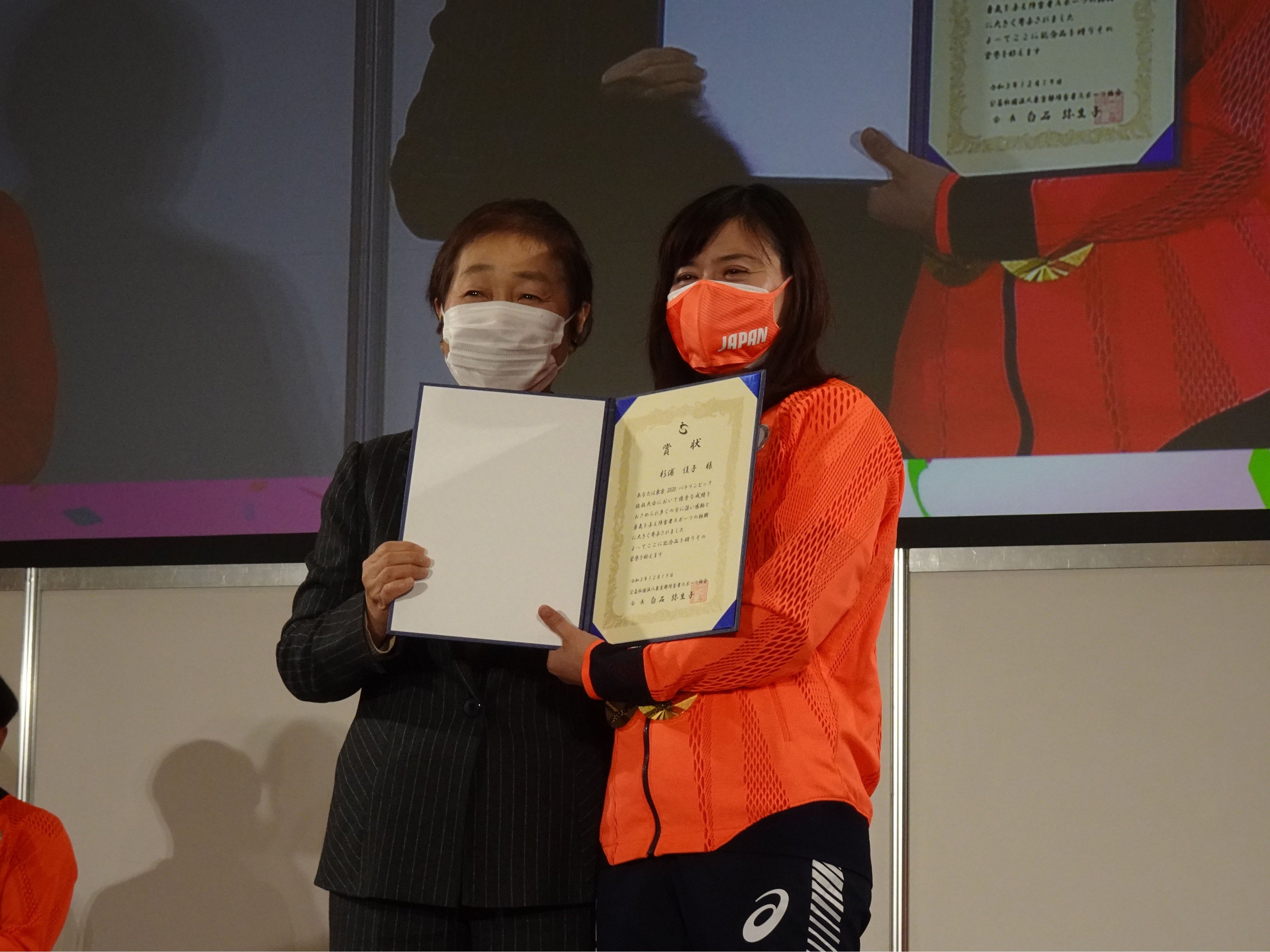 顕彰式（贈呈の様子）