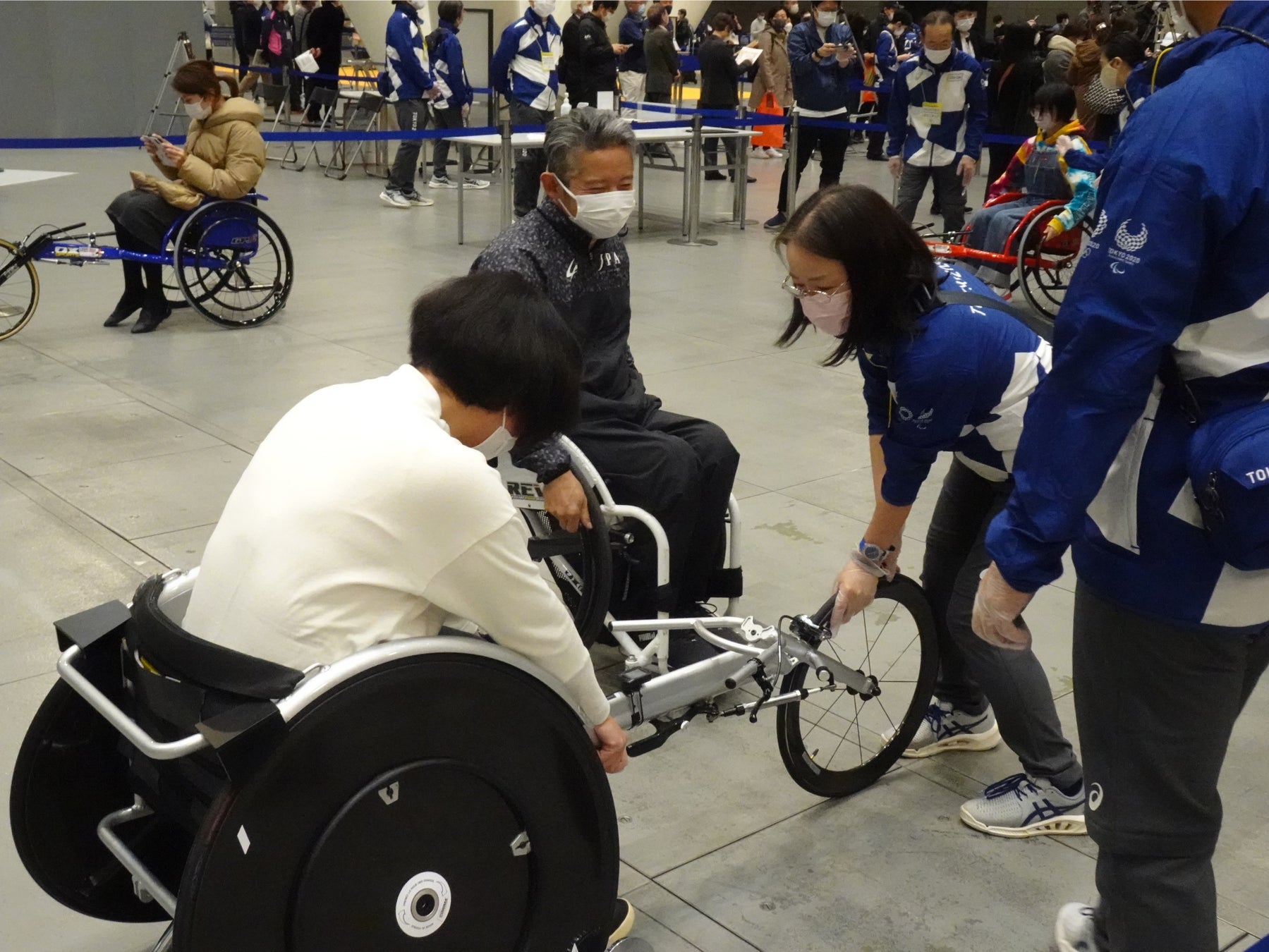 パラリンピアン花岡伸和氏による車いすレーサー体験