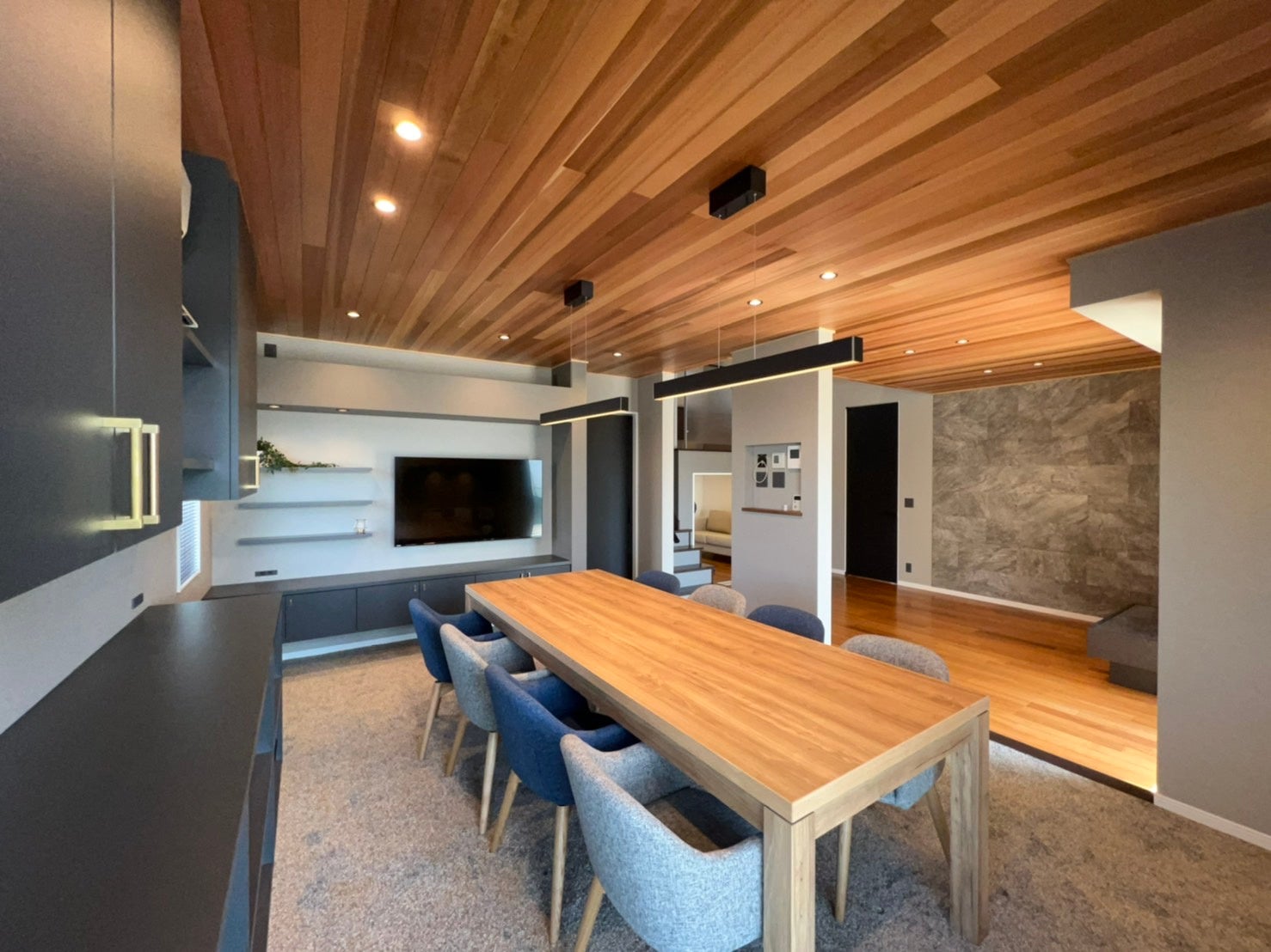 落ち着いた色合いの打ち合わせスペース