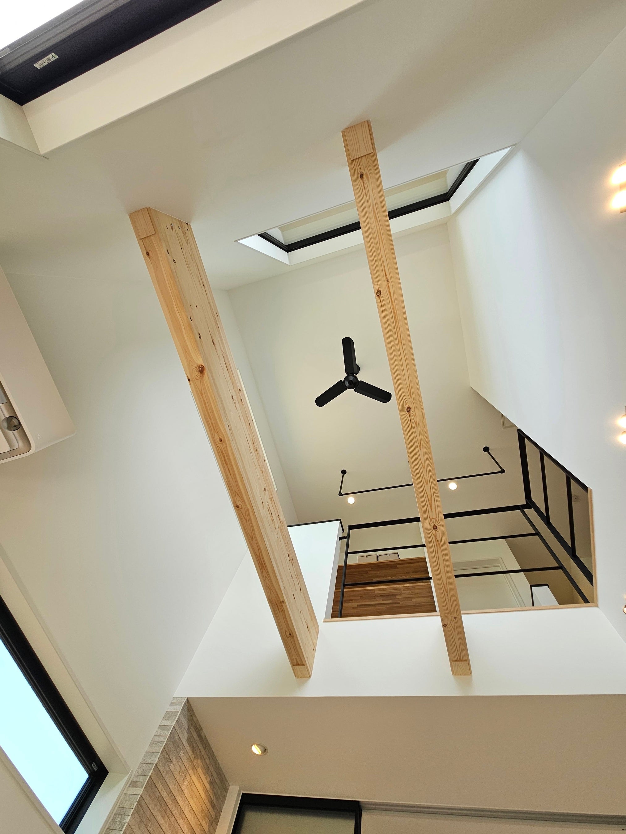 開放的な吹き抜けのあるリビング空間