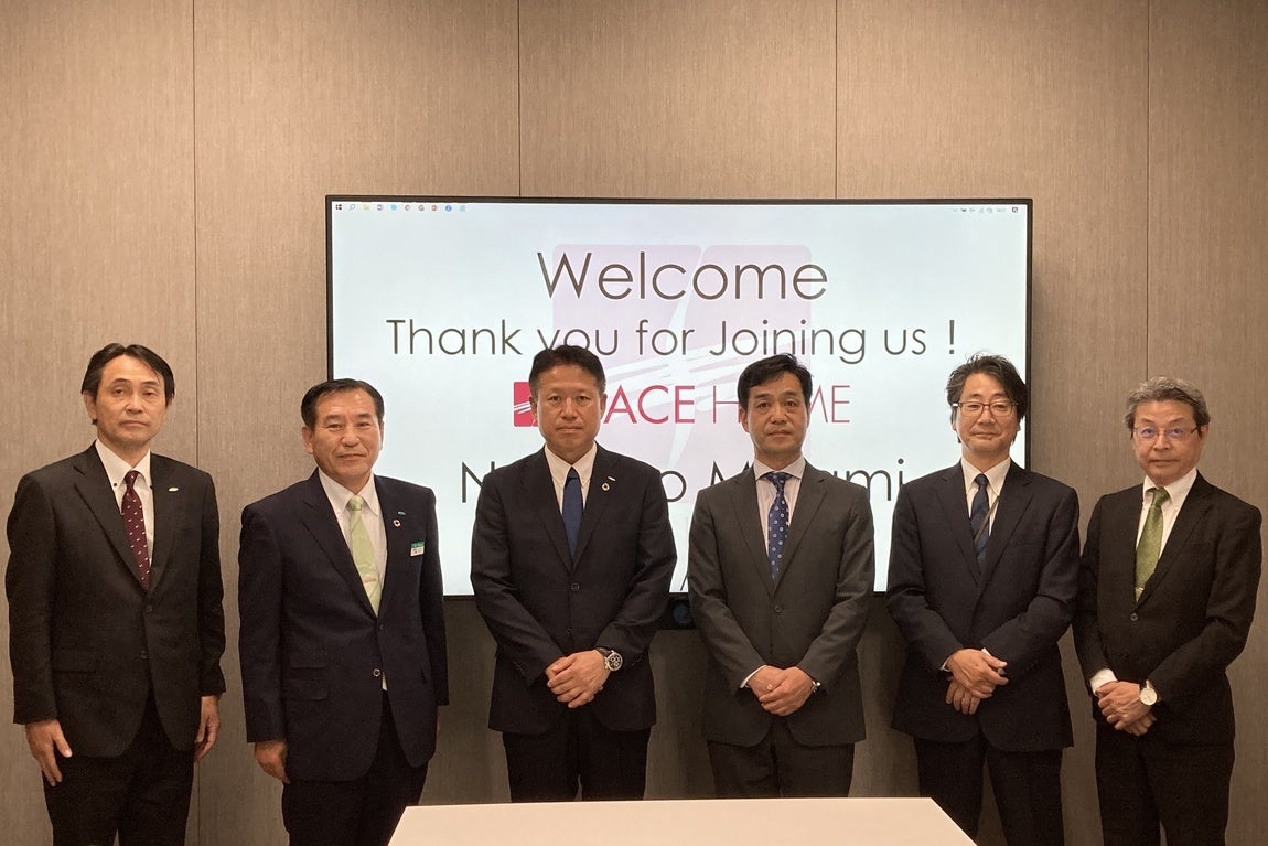 （左から3番目）㈱ヤマウラ代表取締役社長 山浦 正貴 （左から4番目）当社 取締役フィアスホームカンパニープレジデント 近藤 正司