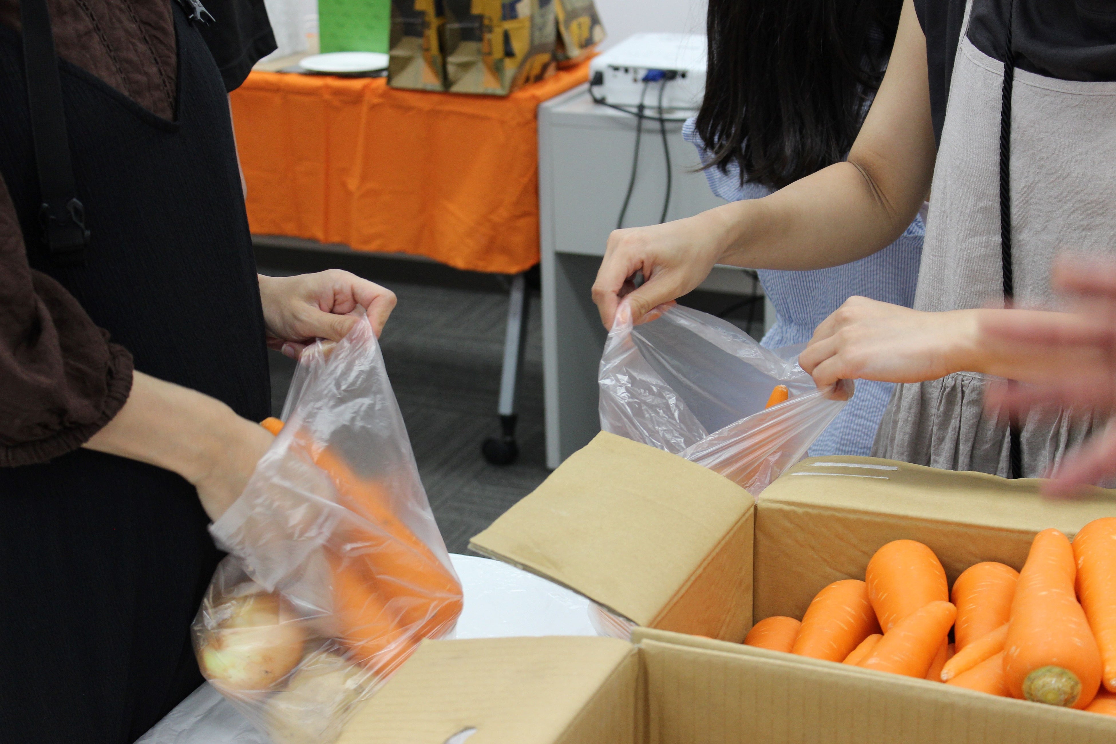 フィアスホーム甲斐山梨店オーナー様感謝祭風景(野菜詰め放題)