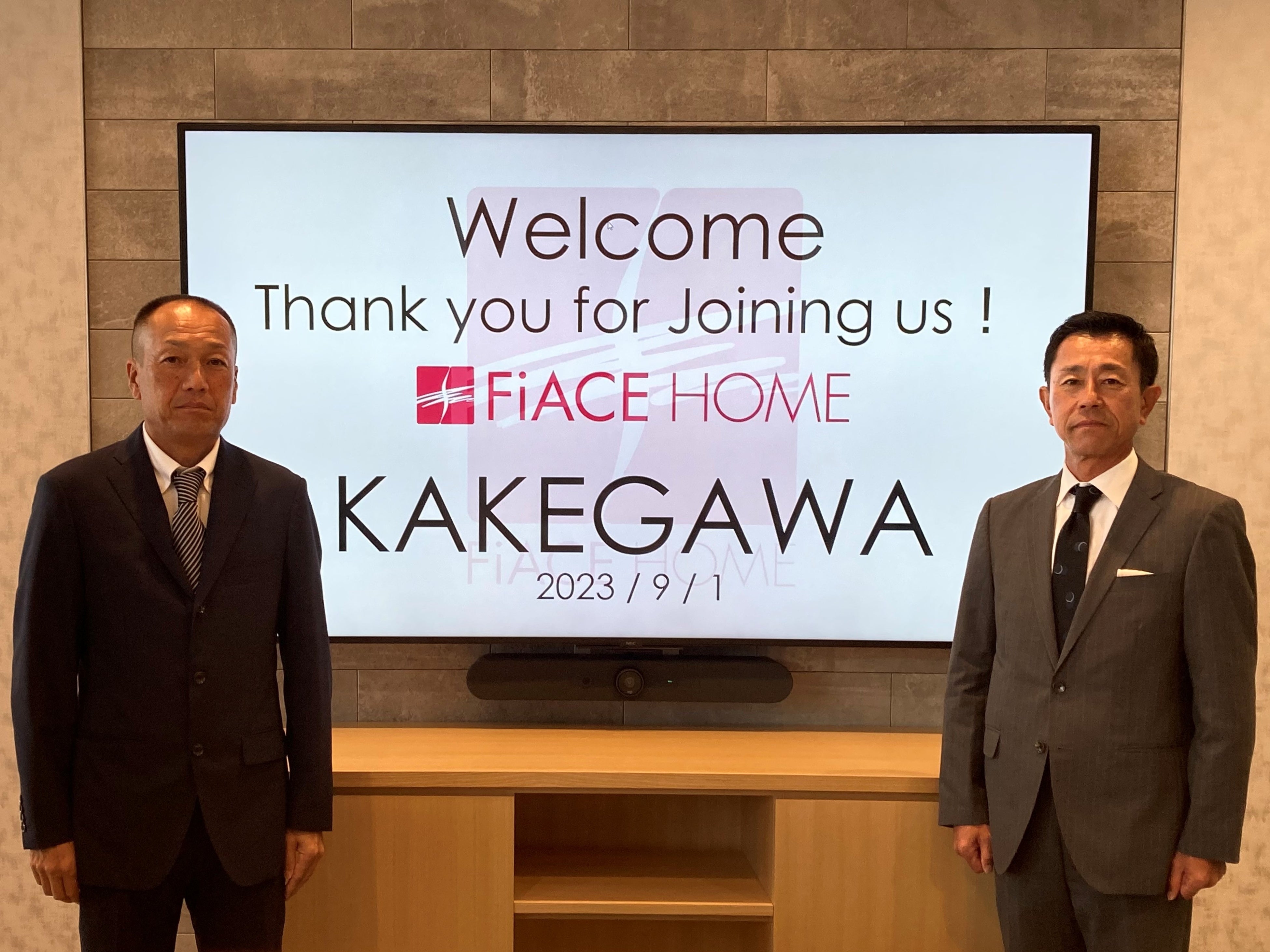 (左)(株)掛川外装 代表取締役社長 向川 勝利  (右)当社 代表取締役社長 加嶋 伸彦