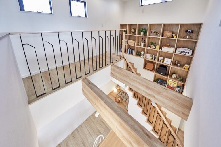 アイフルホーム神栖店 新モデルハウス内観　リビング階段に設けられた壁一面のディスプレイ収納