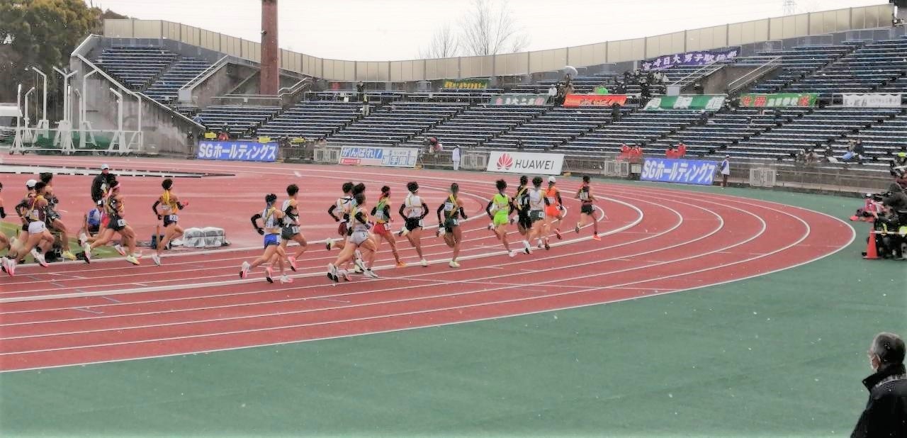 競技場に掲げられた看板＝いずれも、たけびしスタジアム京都