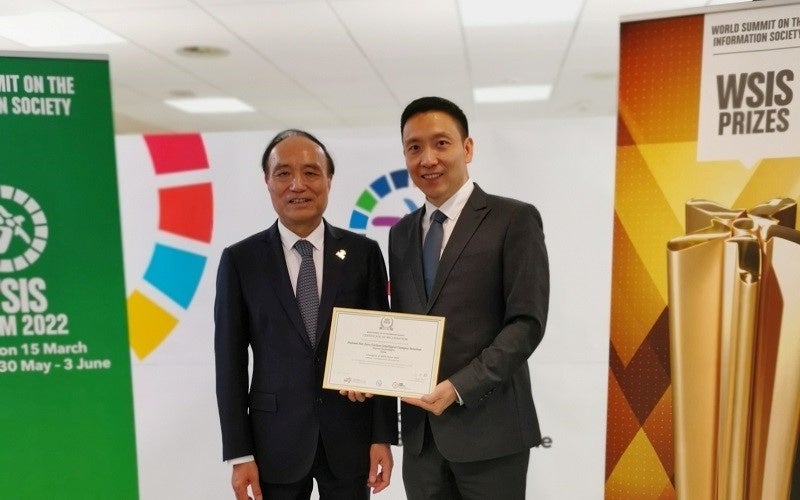 ファーウェイにWSISプライズ2022チャンピオン賞を授与する 国際電気通信連合(ITU)事務局長の趙厚麟(ホウリン・ジャオ)
