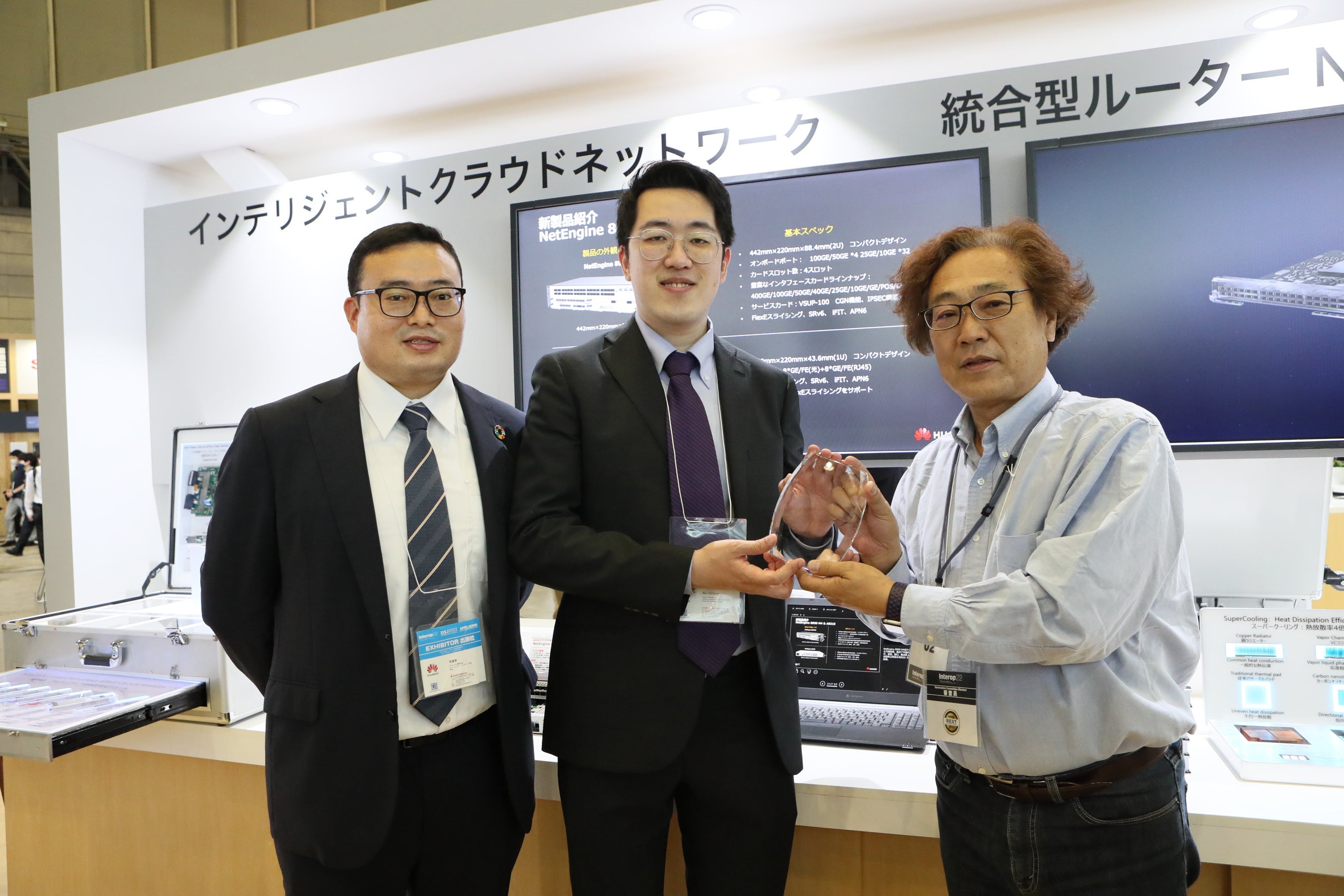 中村修審査委員長（右）より授与