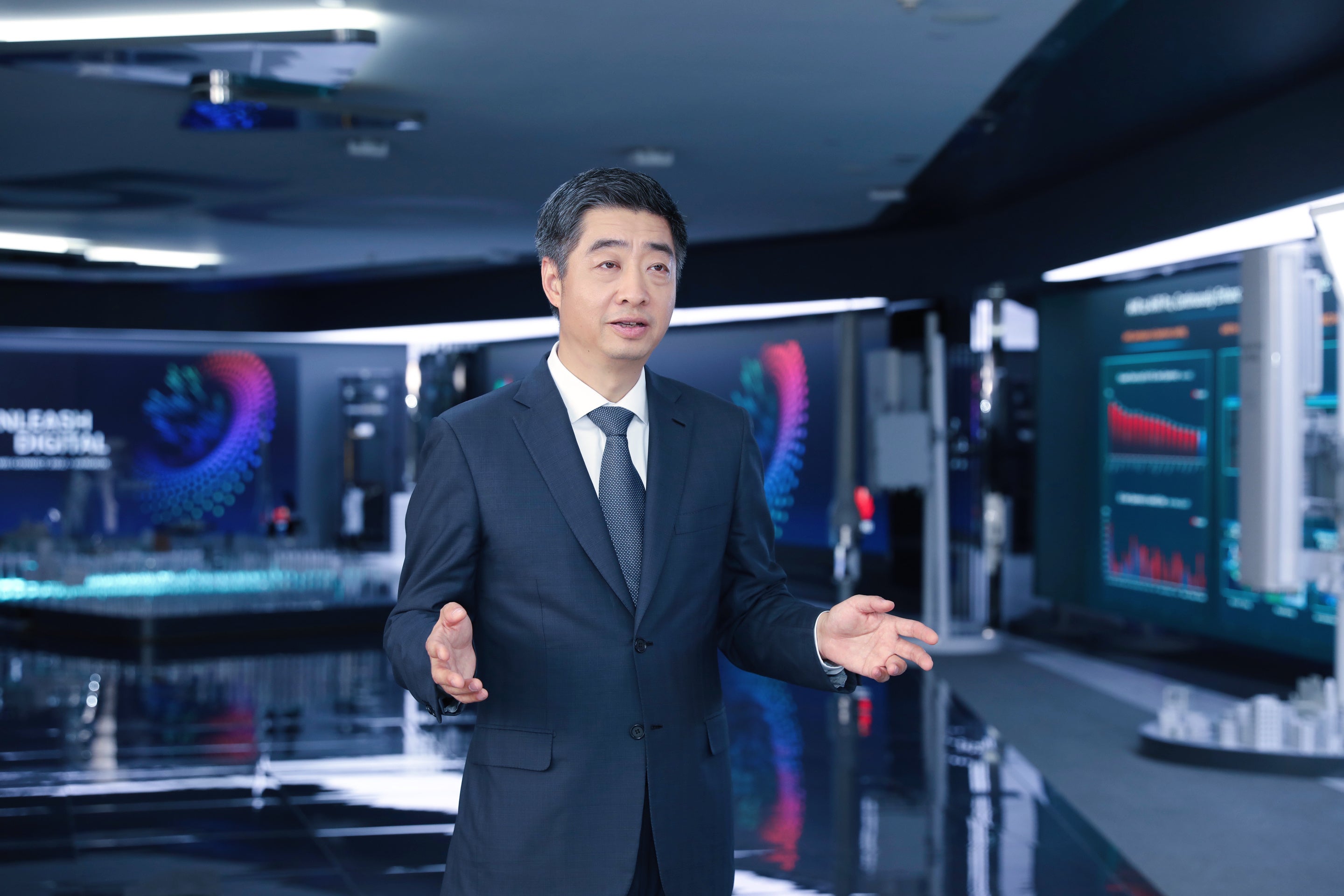HUAWEI CONNECT 2022で講演するファーウェイの輪番会長、胡厚崑（ケン・フー）