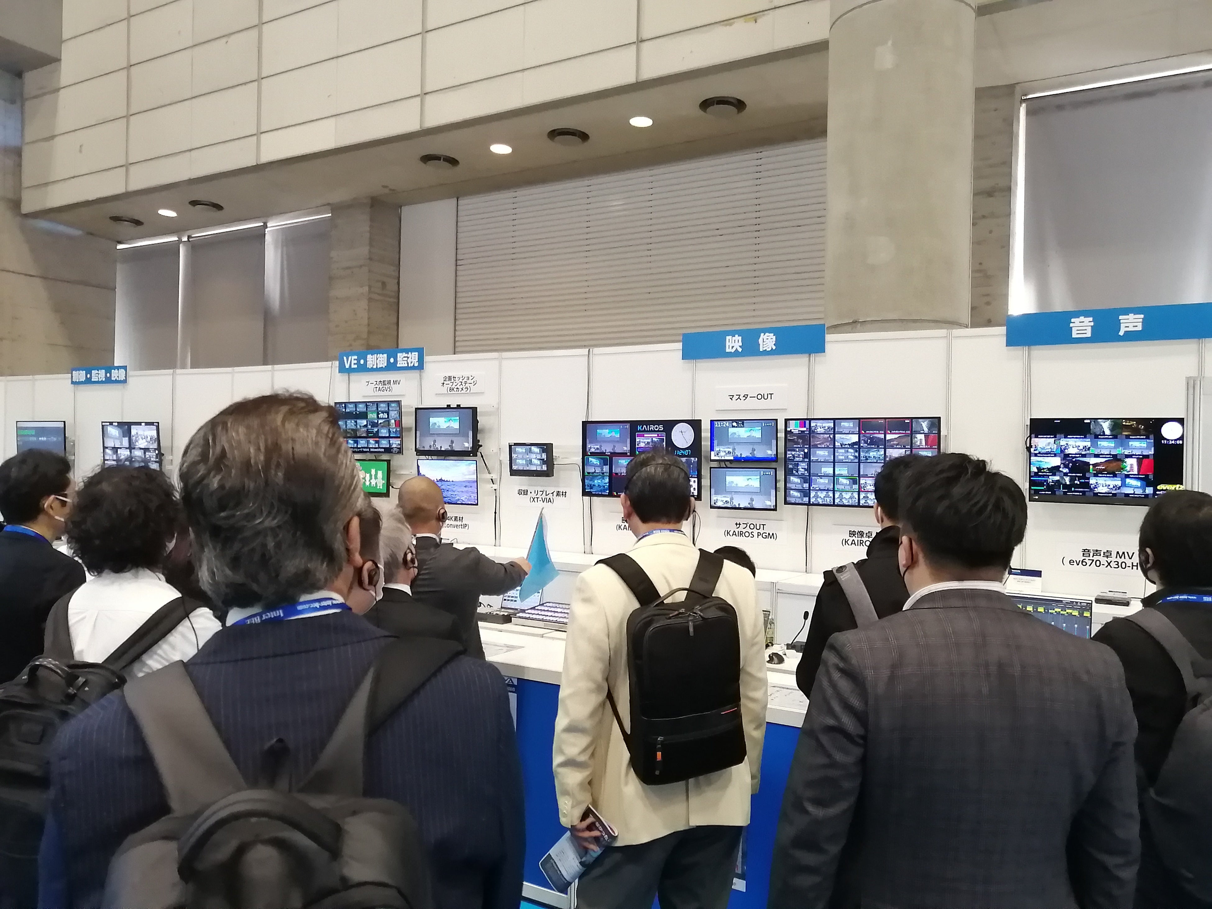 MOC（メディアオペレーションセンター）を模した展示