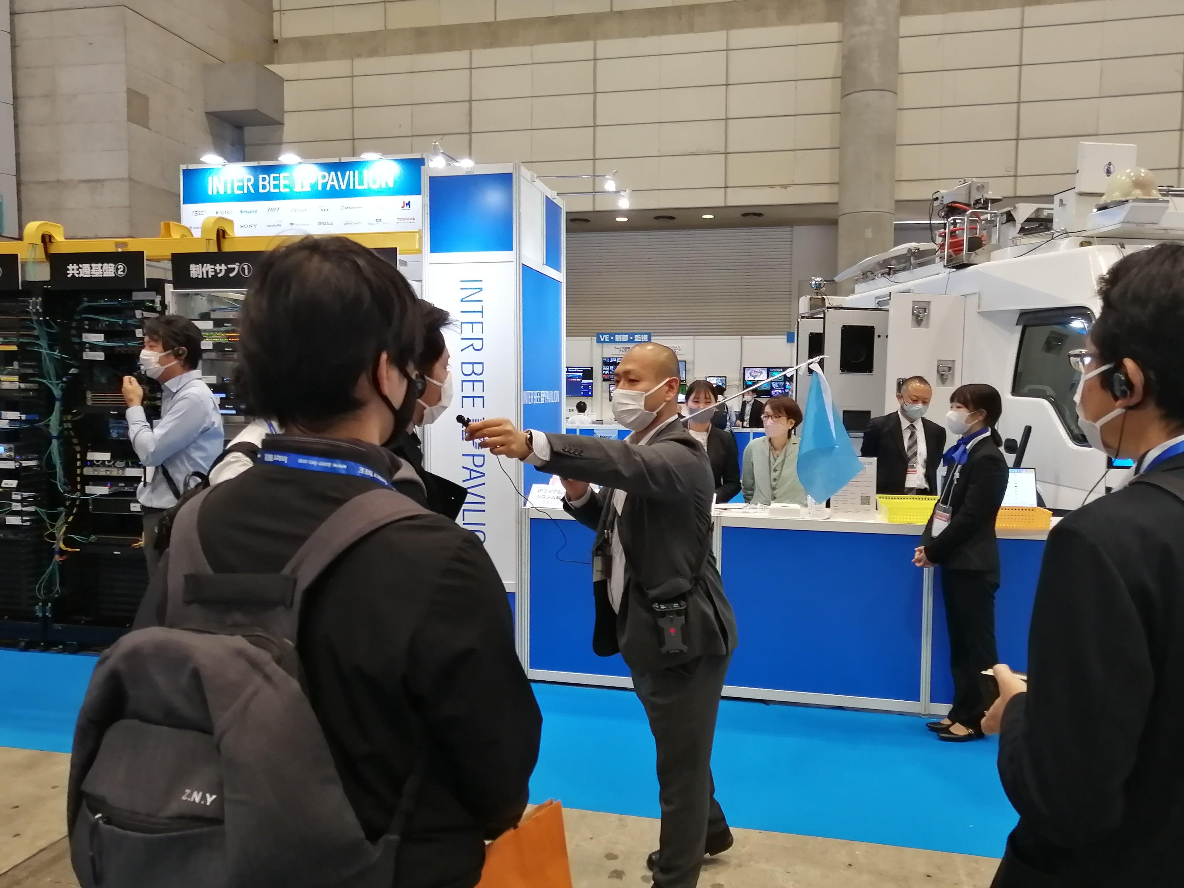 参加者は運営から貸与されるイヤホンを装着して見学、質問はマイクで  