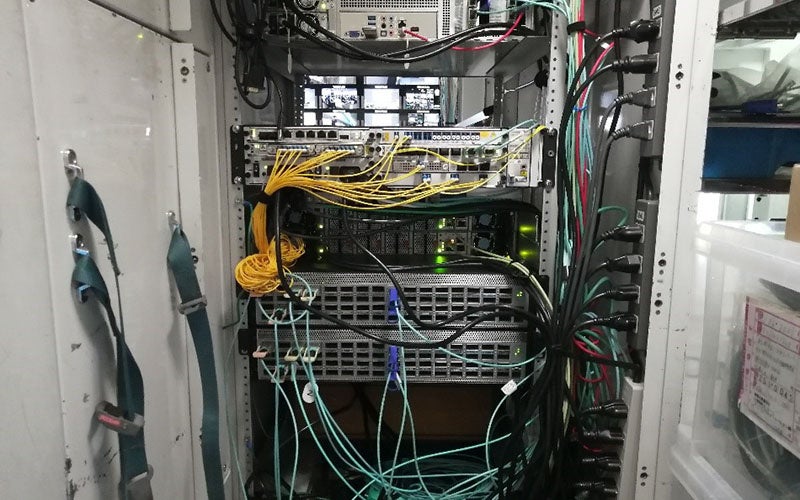 黄色い配線が接続している機器はWDM（波長分割多重）