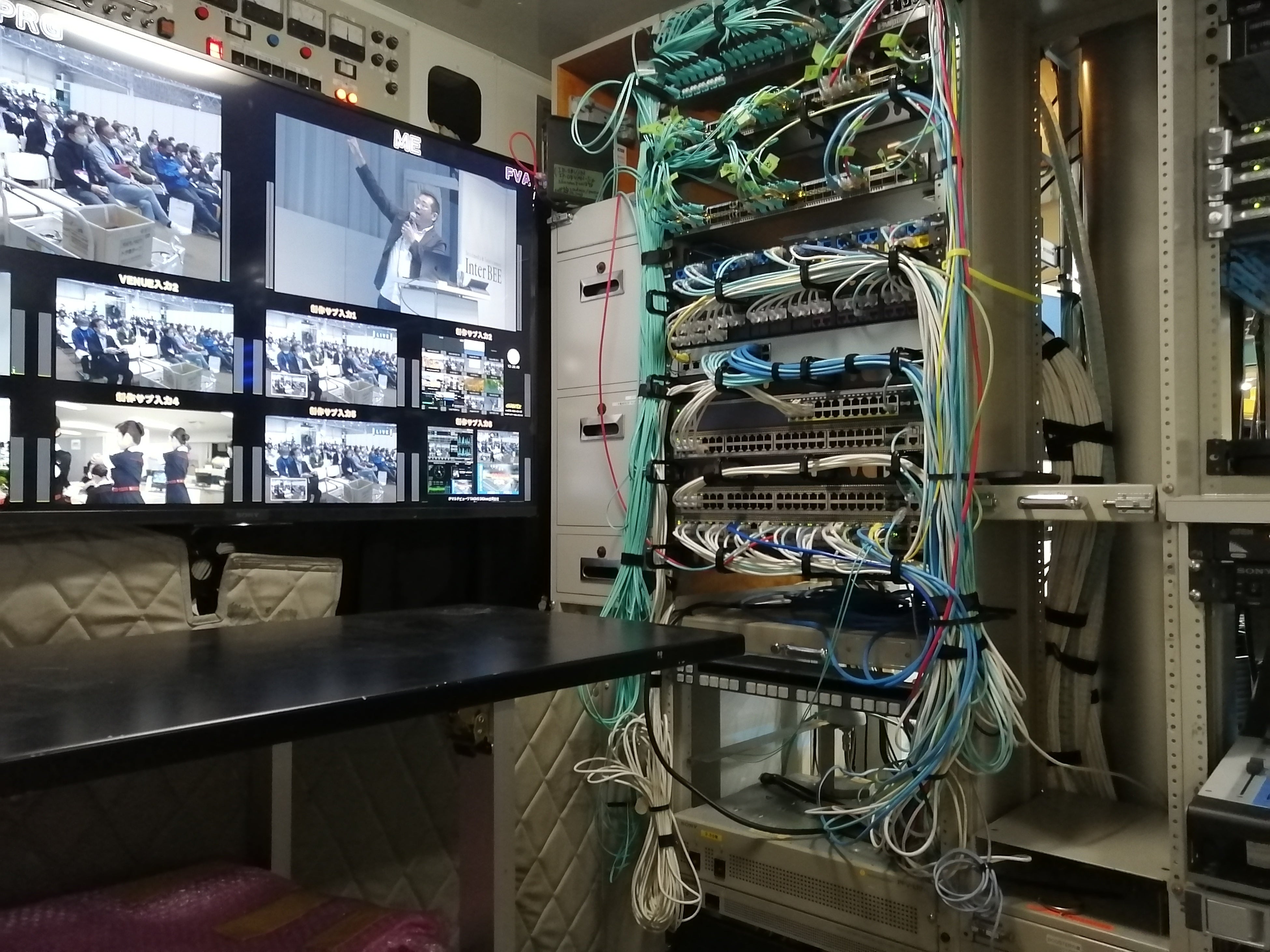 車内では多数の機器が相互接続して稼働