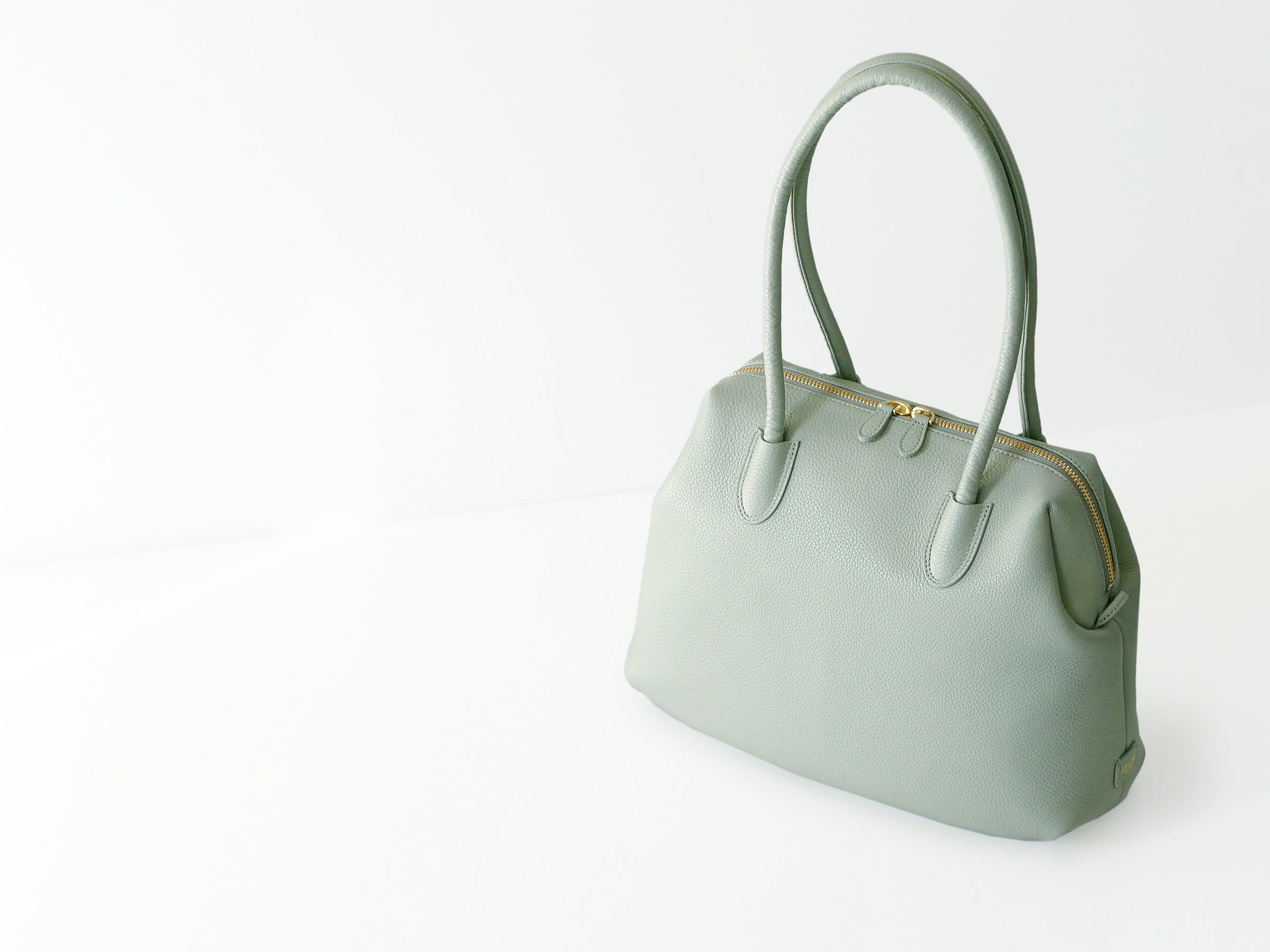 2WAYハンドバッグのほか、セミショルダーとリュックをラインナップ。