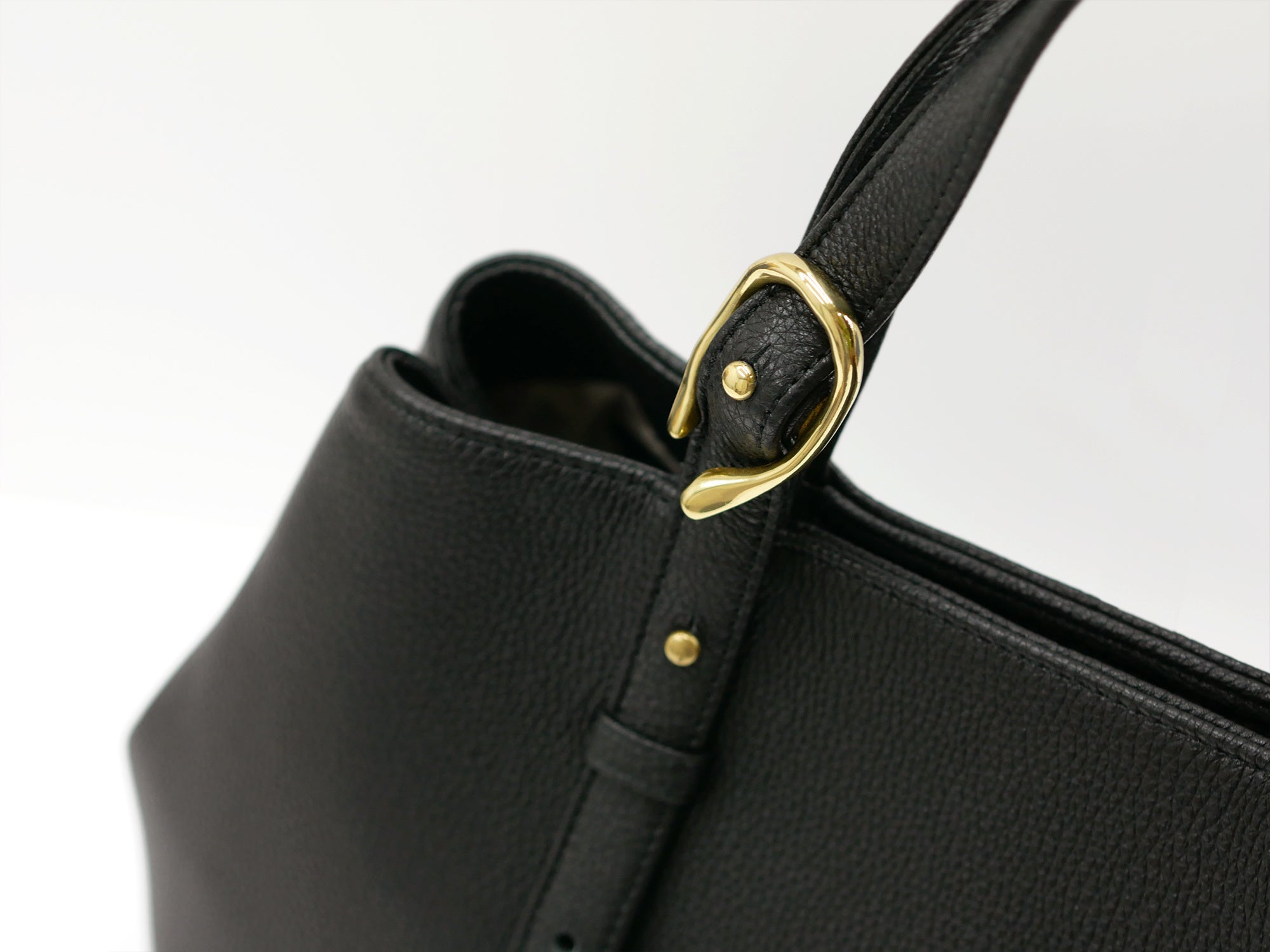 【極美品】IBIZA アセアーダ　本革ハンドバッグ　黒　イビサ　高級 普段使いはもちろん、特別な日にも。機能美を追求したレザー