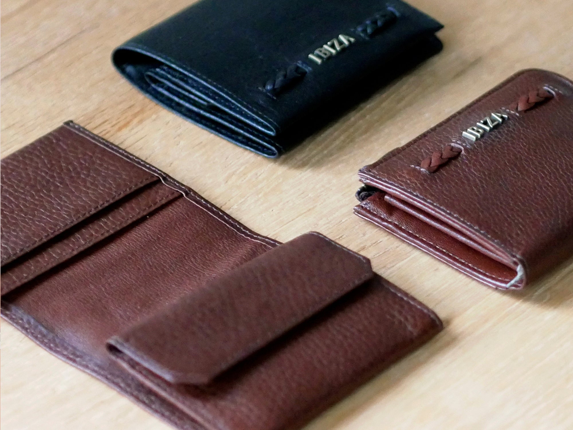 存在感のある素材と、使い勝手を配慮したディテールのバランスが魅力です。