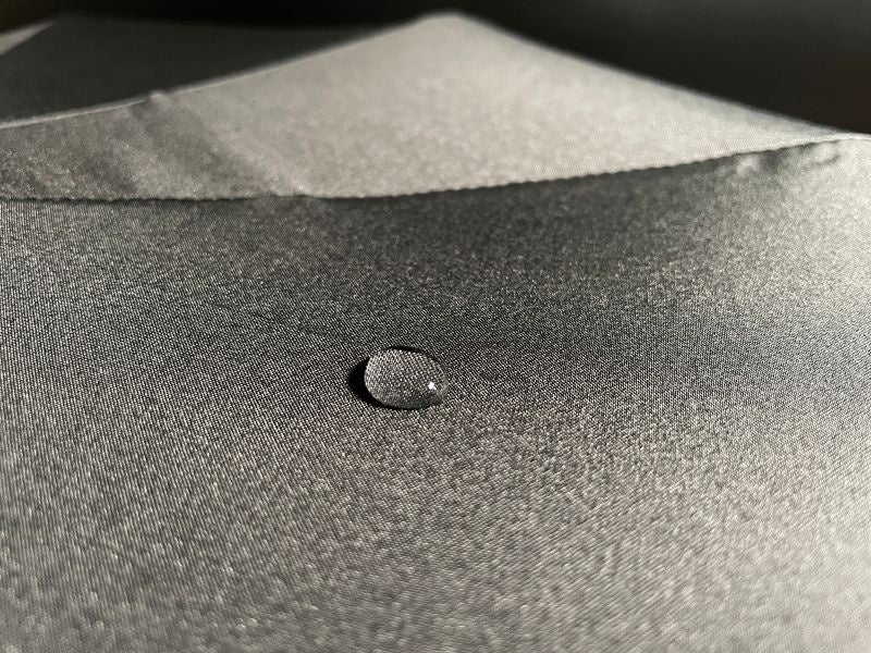 雨粒が転がり落ちる