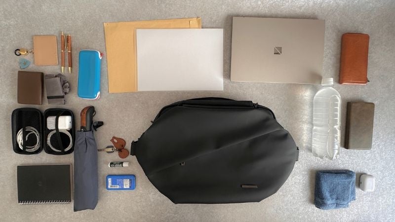 「リュックは大きすぎ、ボディバッグにはPCが入らない」。PCを持ち歩く人の4割超が、通勤・仕事のバッグ選びで抱える板ばさみ