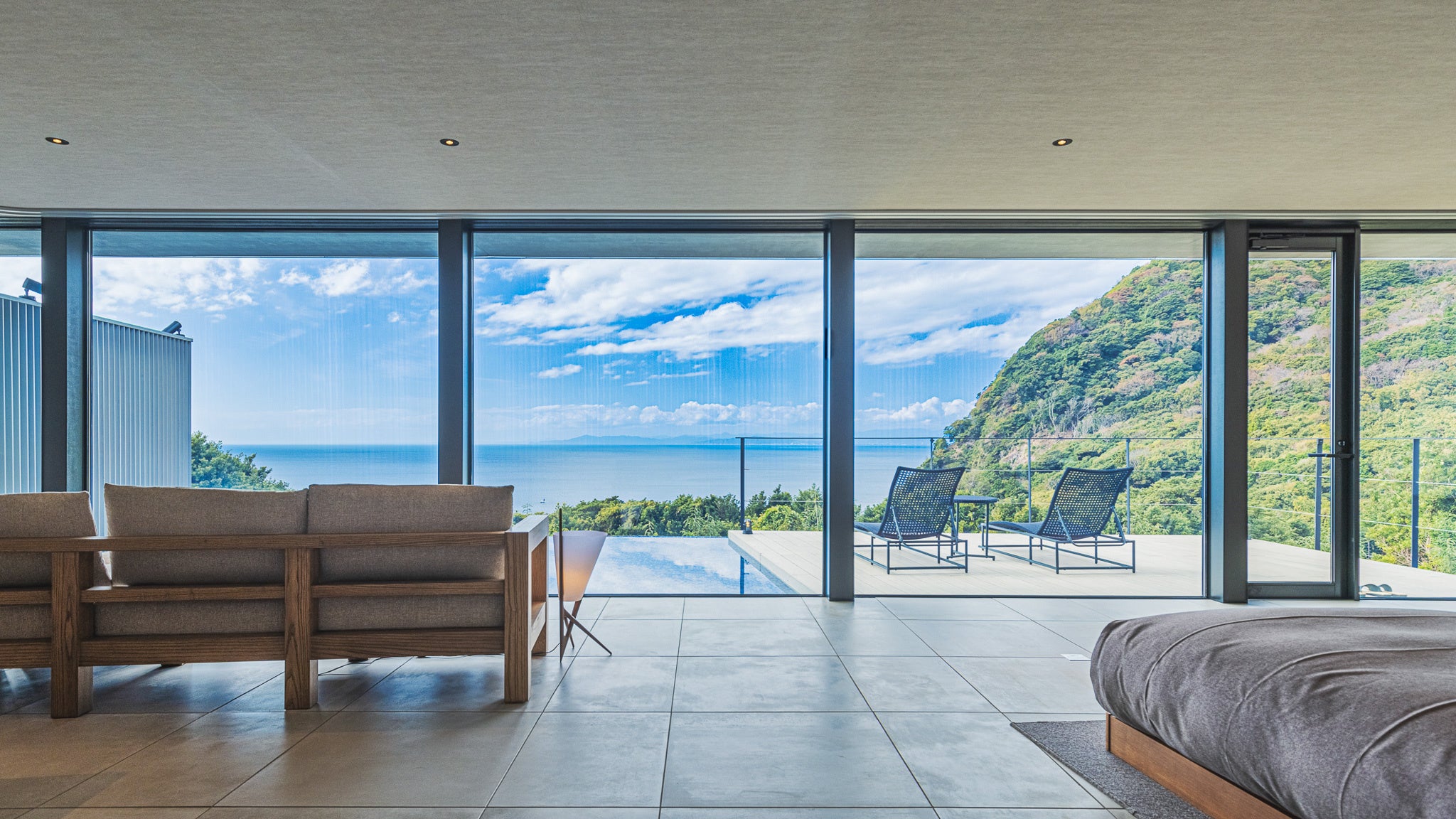 パノラマオーシャンビューの客室からは西伊豆の山々と駿河湾が一望できる。