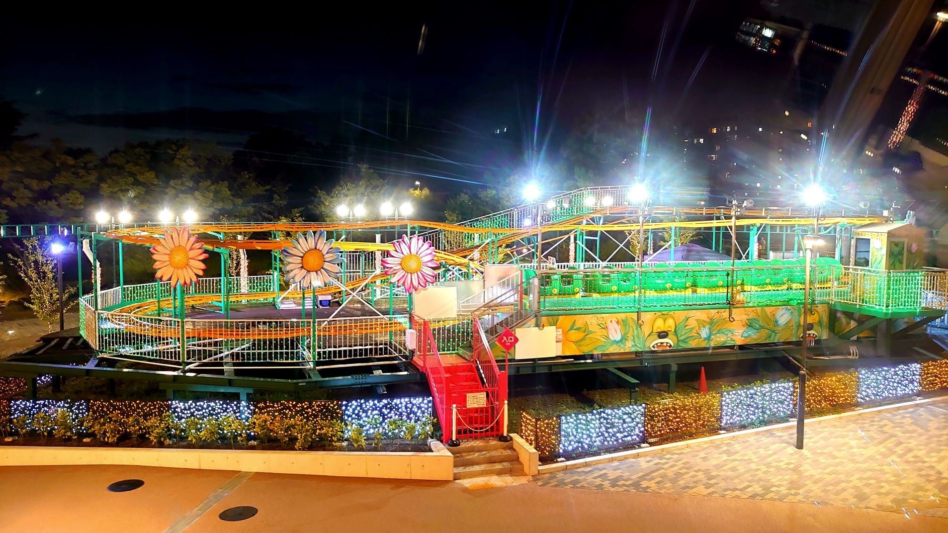 「ファミリーコースター」のイルミネーションの様子（バイオディーゼル発電によるLEDイルミネーションは外柵部分）（写真提供：荒川区）