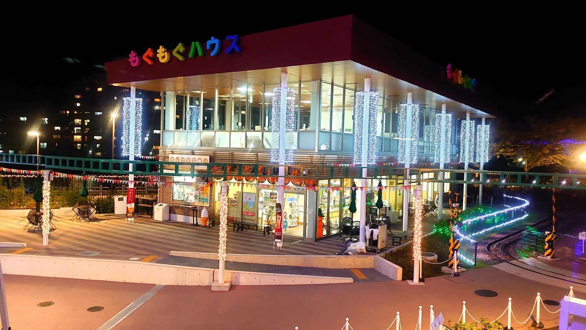 「もぐもぐハウス」のイルミネーションの様子（バイオディーゼル発電によるLEDイルミネーションは柱部分）（写真提供：荒川区）