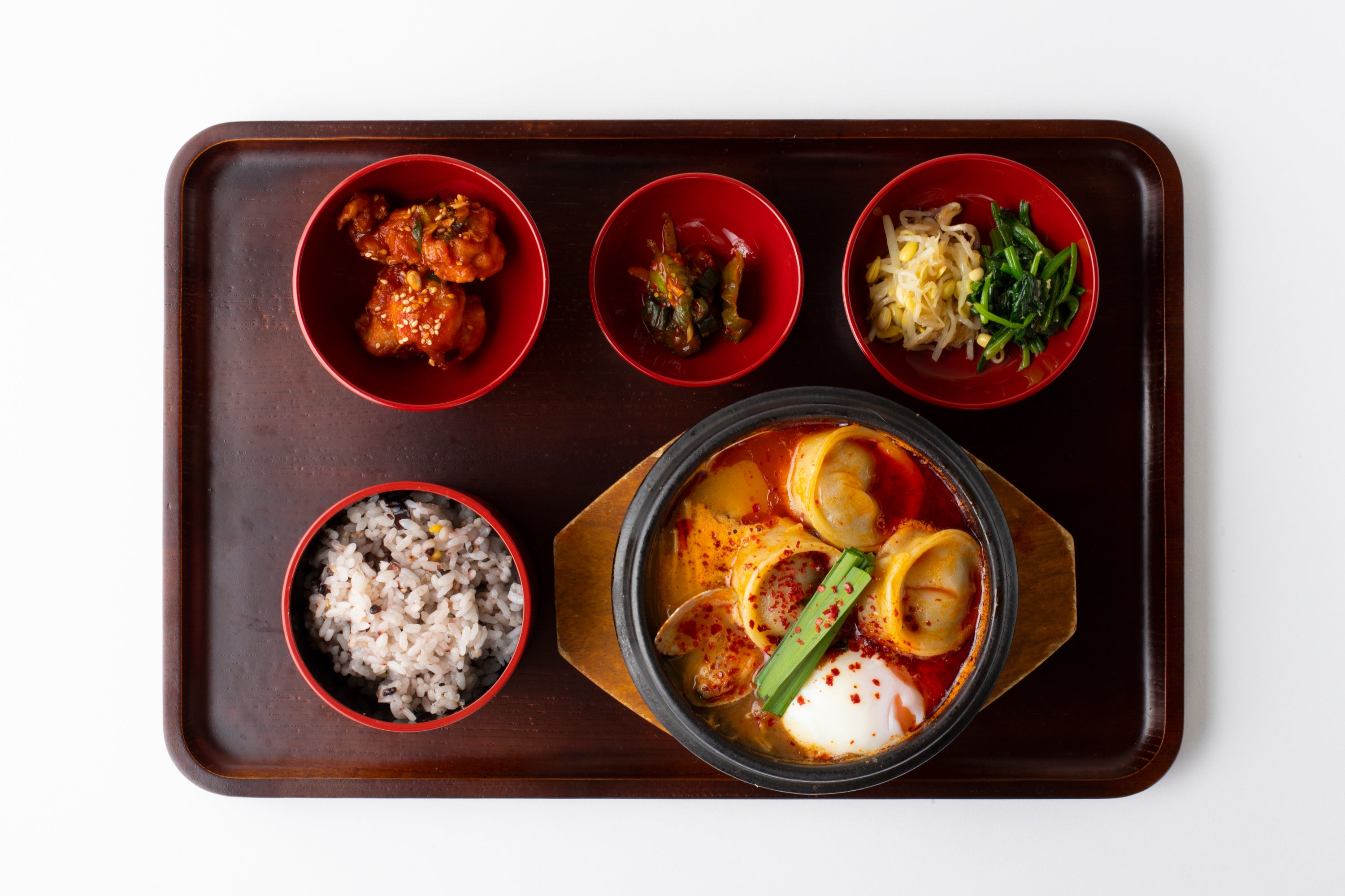 チゲも豊富。写真はマンドゥーチゲ定食