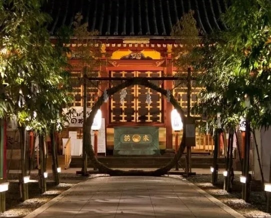 「夏詣」発祥の浅草神社の竹の参道と茅の輪。幻想的な雰囲気に包まれます。