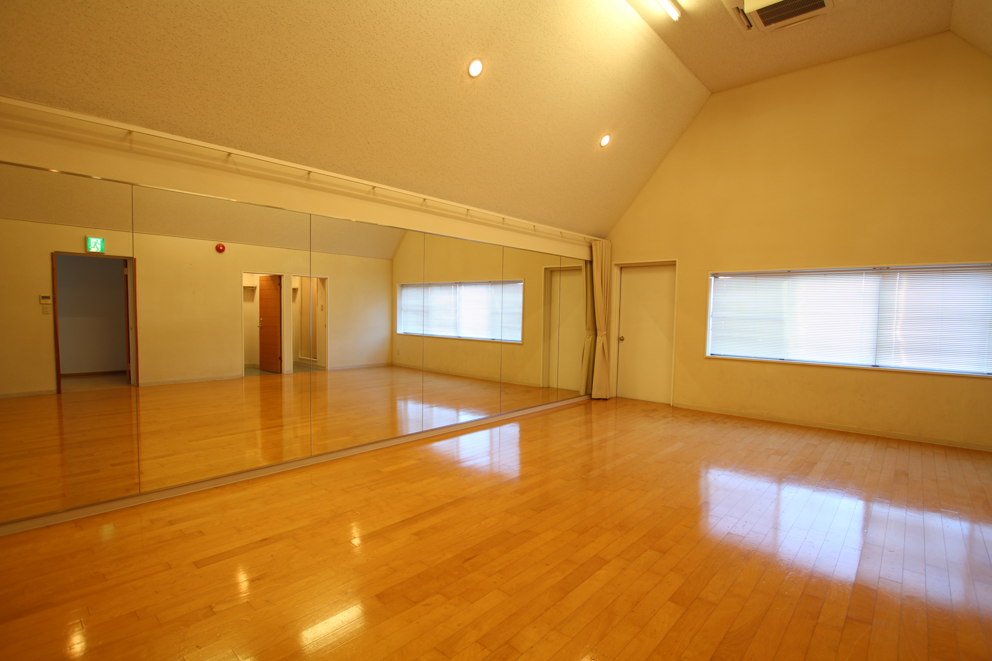 2Fレンタルスペース一例：大きな鏡張りのダンススタジオ