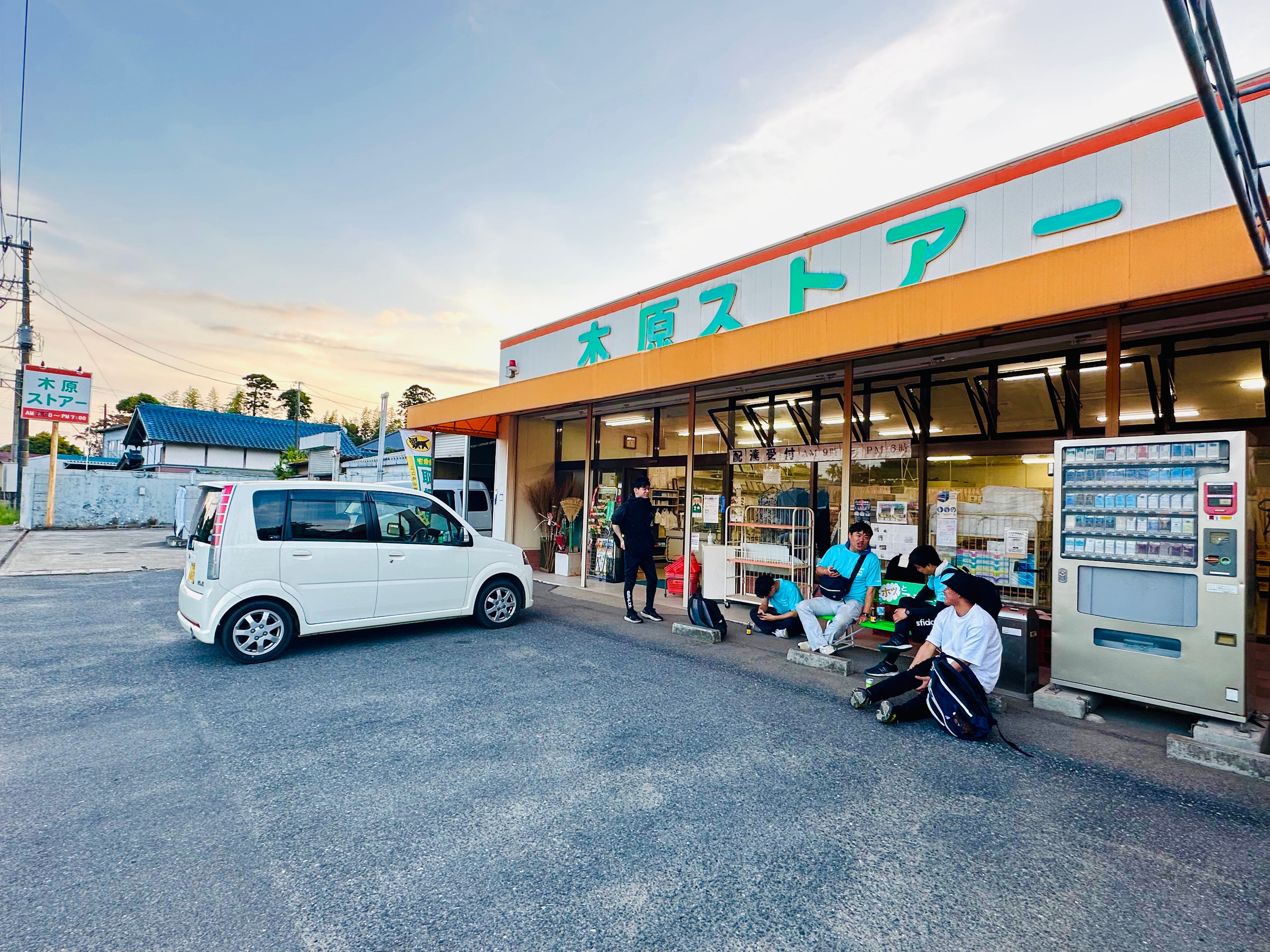 18時のオアシス：ベンチでゆったり水分補給中のＨ班