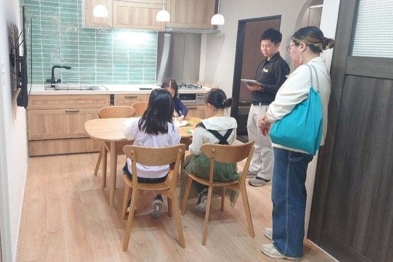 杉並ショールームにも「町たんけん」の課外授業でお越しいただきました