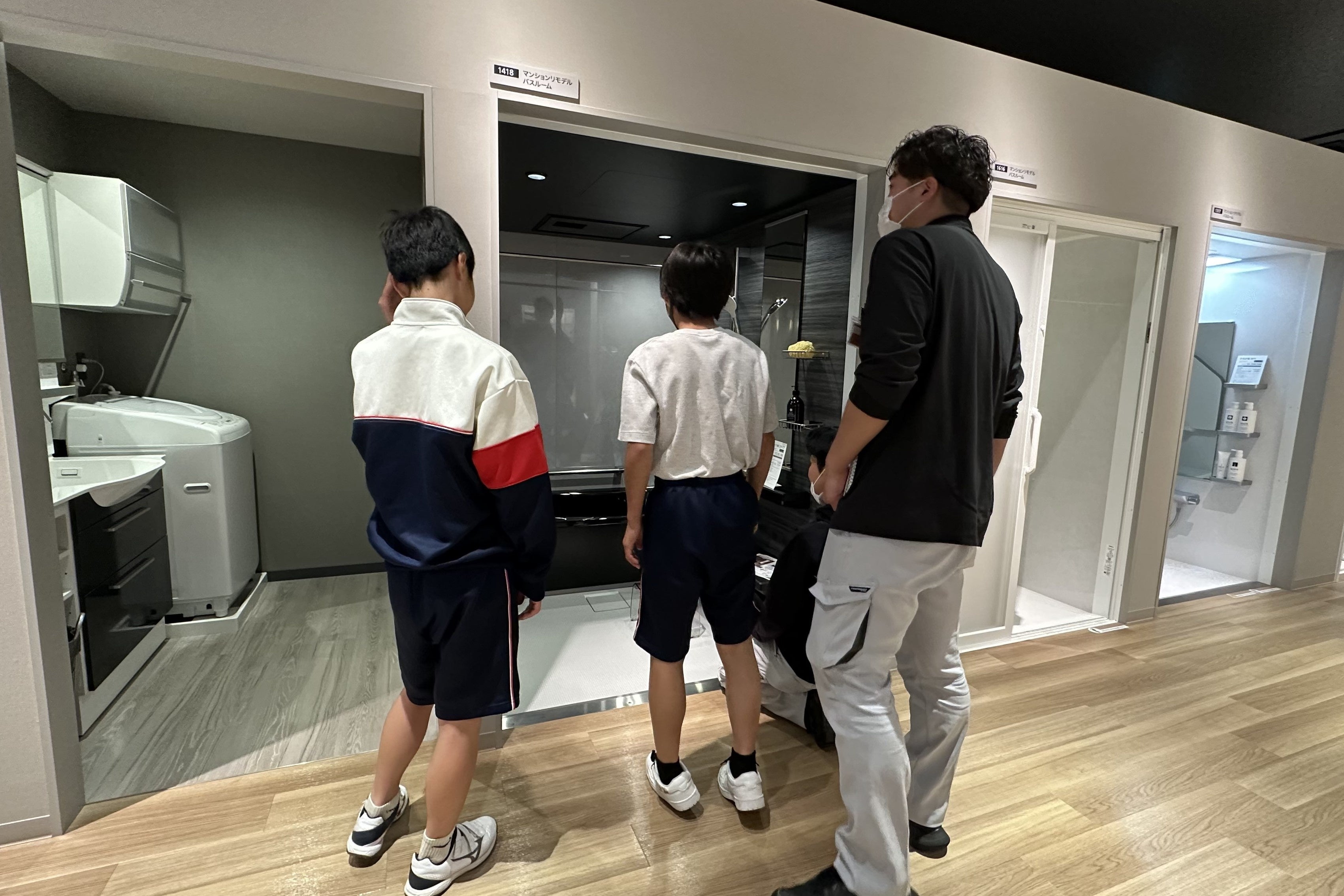 メーカーショールームにて「見学会」の様子