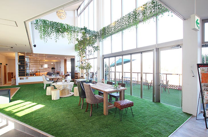 屋内・屋外でのカフェ利用可！利根川を一望できる屋外テラス席を完備！