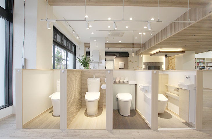 ショールーム入口付近には主要メーカーのレストルーム商材の展示がございます