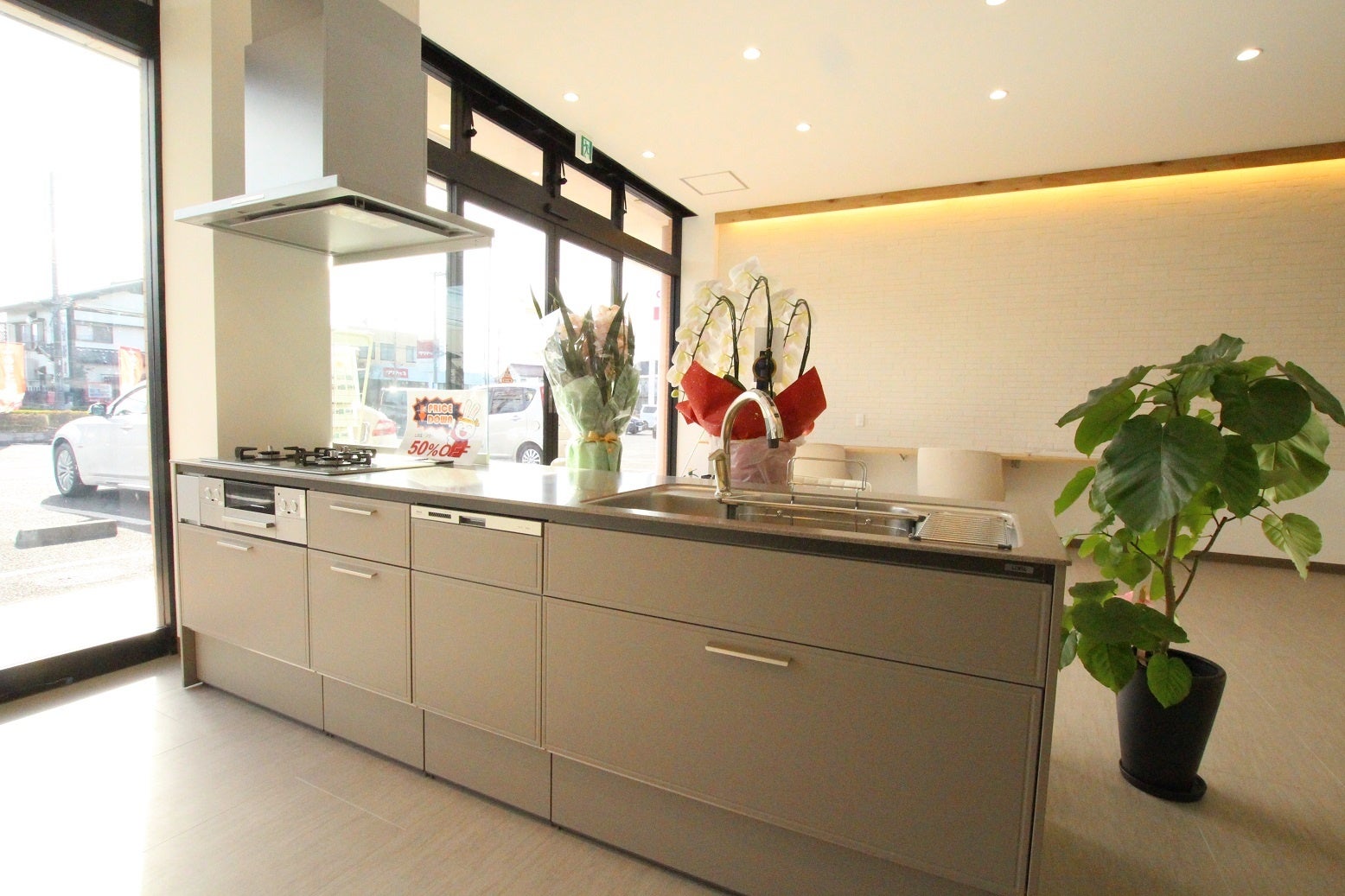 ショールーム入口付近にはシステムキッチン商材の展示がございます