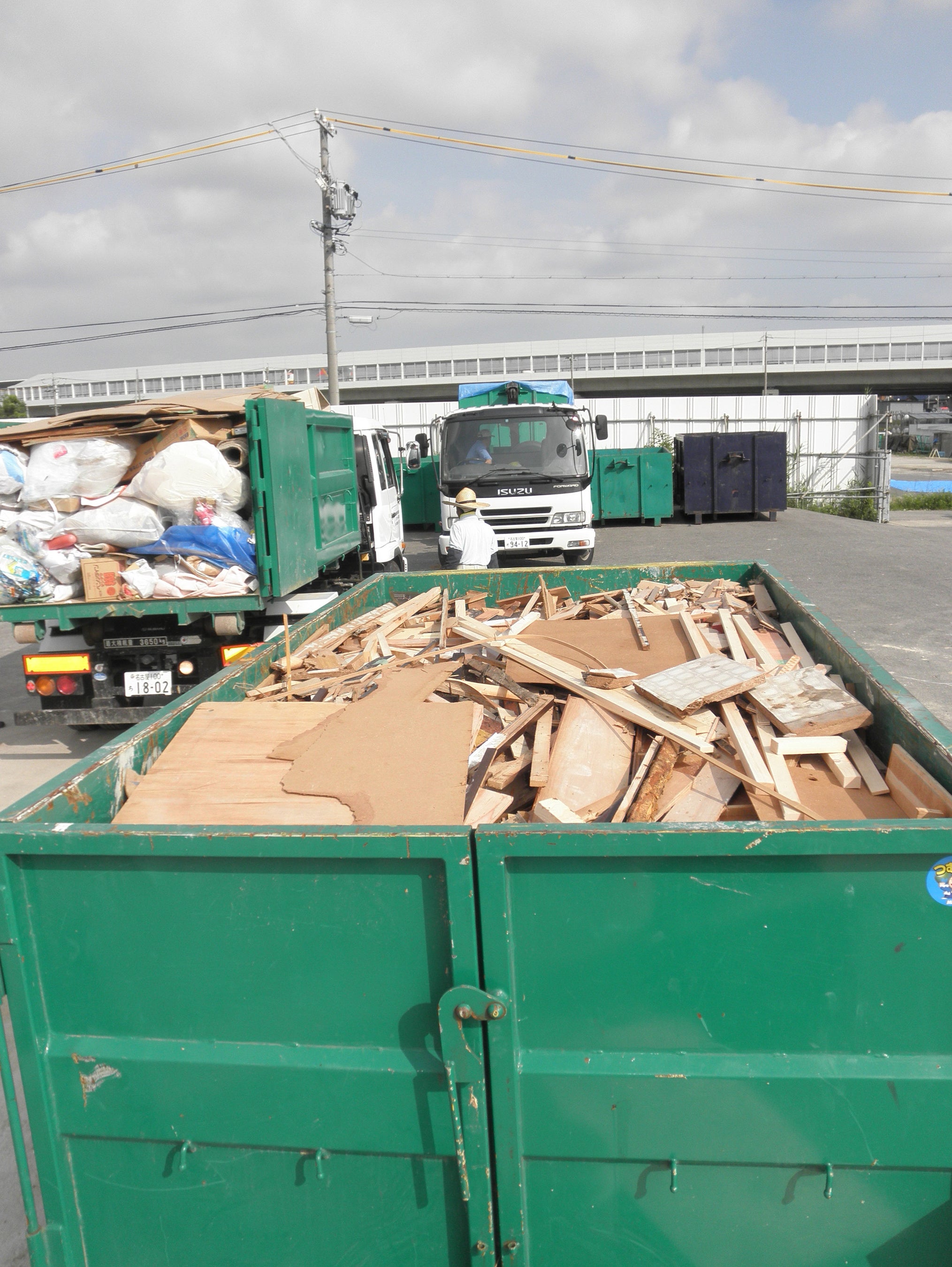 仕分ける主な資材：木材