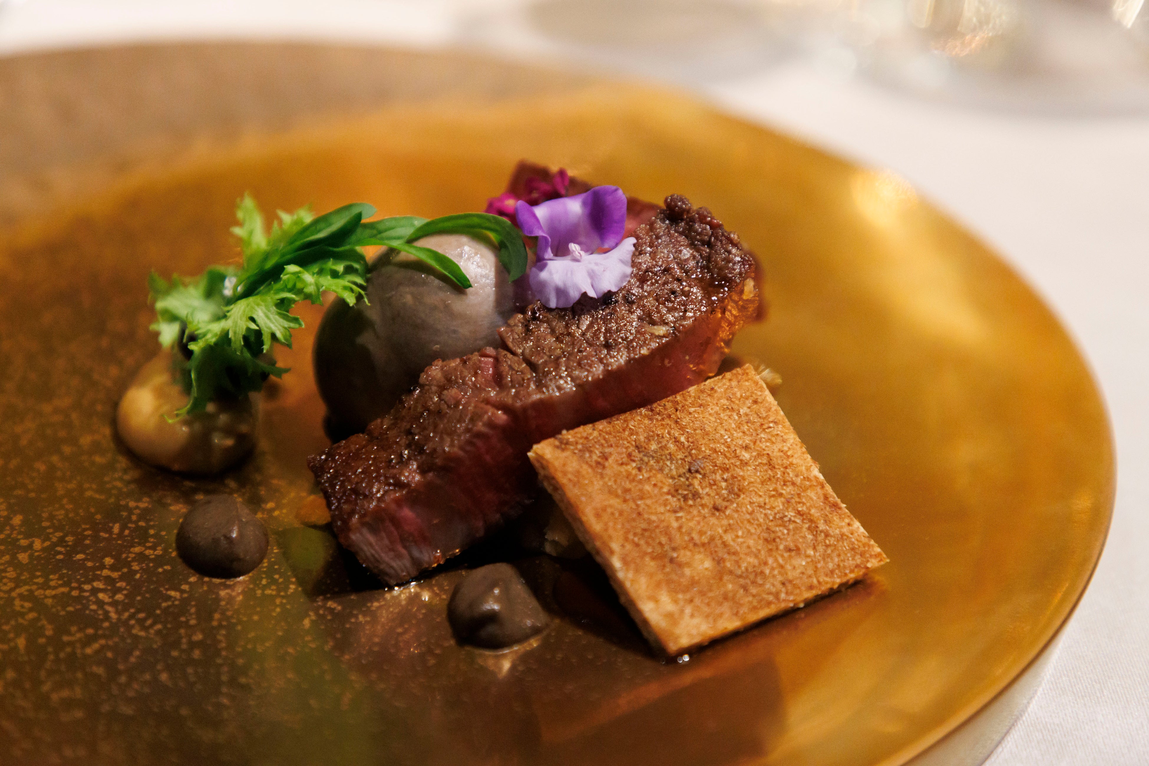 間シェフによる「和牛フィレ肉のポワレに小さなハギスを添えて、フォアグラのグレスで3時間コンフィにしたキタアカリ、香茸とジロルのピュレ、ソース・ジュ・ド・ブフ」
