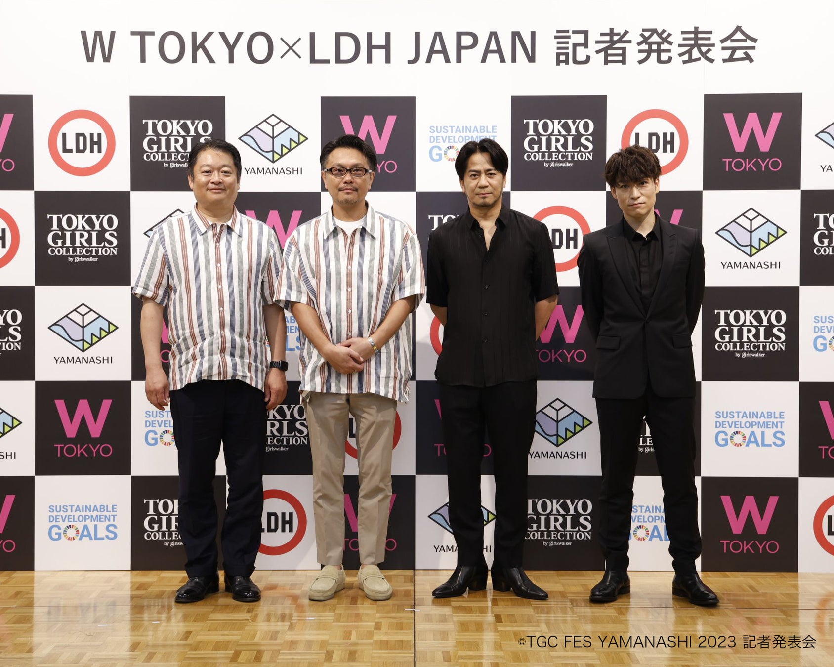 <写真左から> 長崎幸太郎氏(山梨県知事)、青木充(東京ガールズコレクション実行委員会、株式会社W TOKYO 取締役COO)、EXILE HIRO氏(株式会社LDH JAPAN 代表取締役会長)、EXILE TETSUYA氏