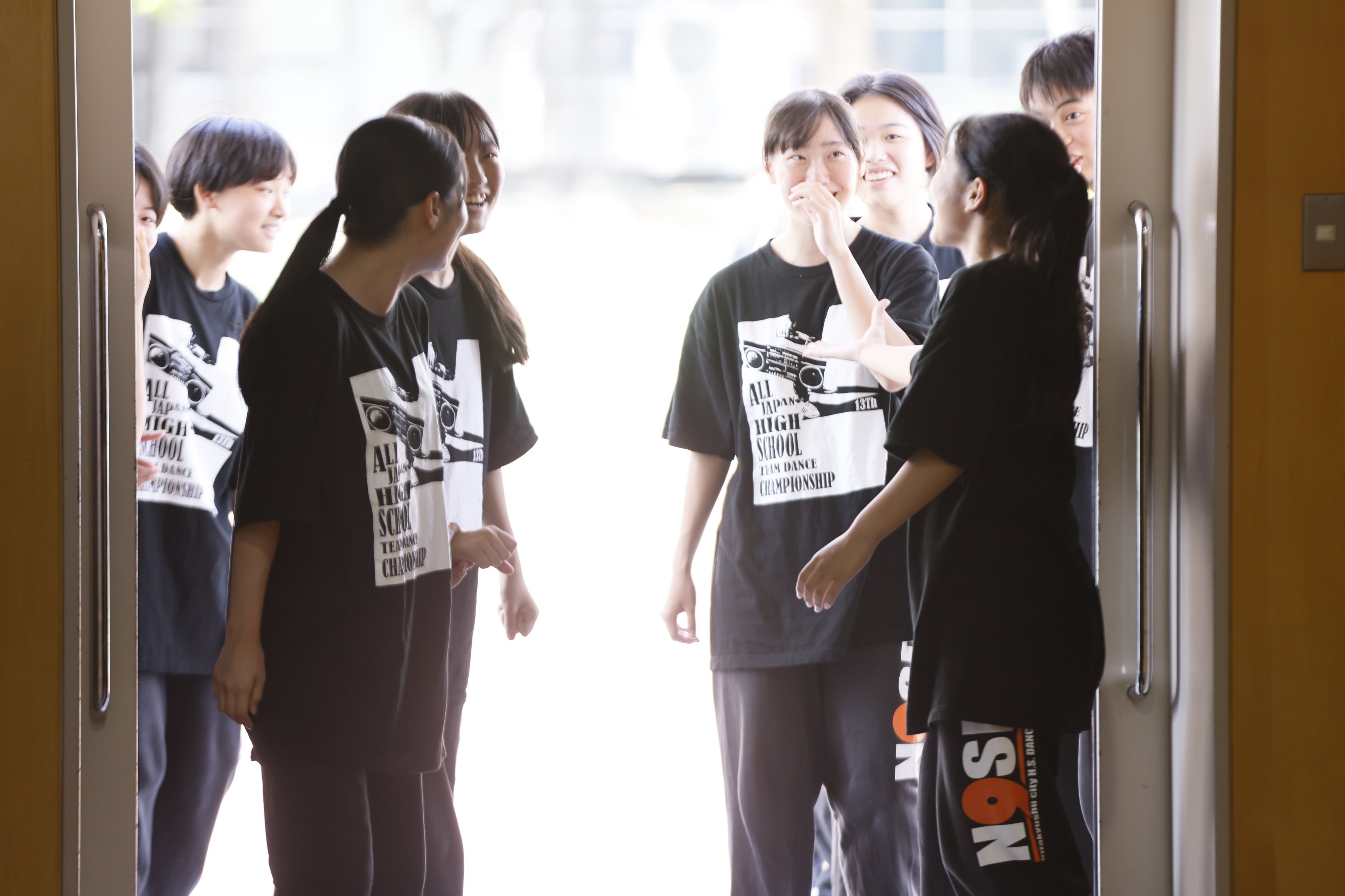 報道陣のカメラに、少し緊張した様子