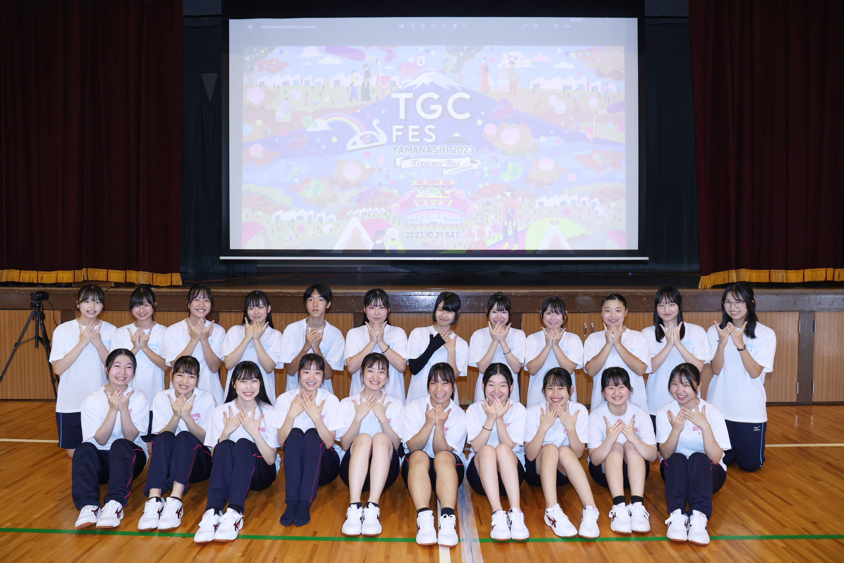 山梨県立甲府西高等学校のダンス部のメンバー