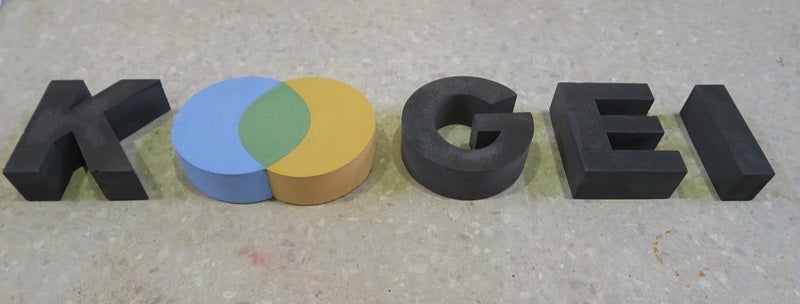 着色モルタルで製作した大学のロゴの模型