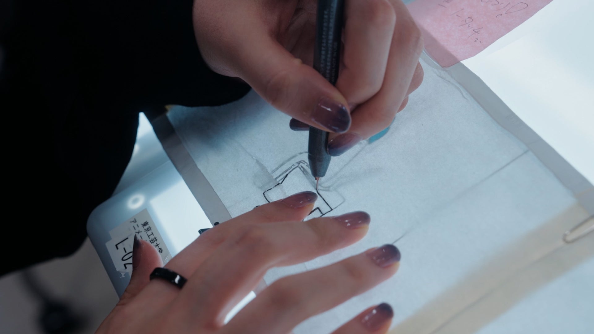 東京工芸大学学生による「TOTOトイレ川柳20回記念　1（ワン）ロールシアター」描画作業の様子