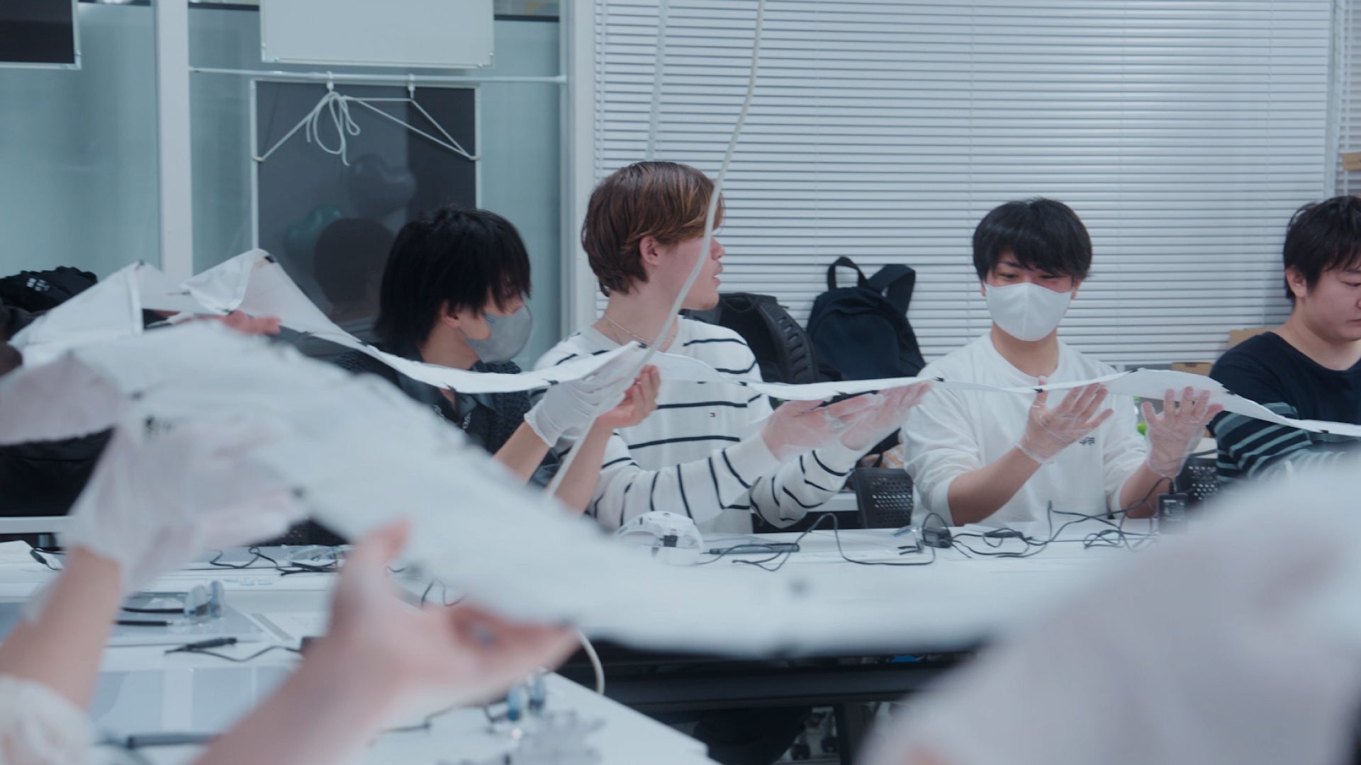 東京工芸大学学生による「TOTOトイレ川柳20回記念　1（ワン）ロールシアター」描画作業の様子