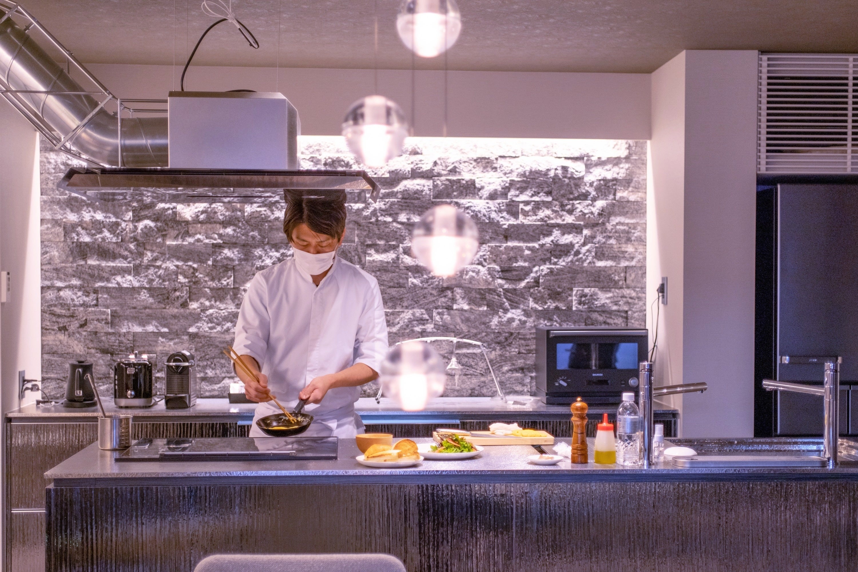 高級イタリアンレストランRistorante t.v.bで料理長を務めた坂辻亮シェフ  当ホテルスイートルームでの調理の様子