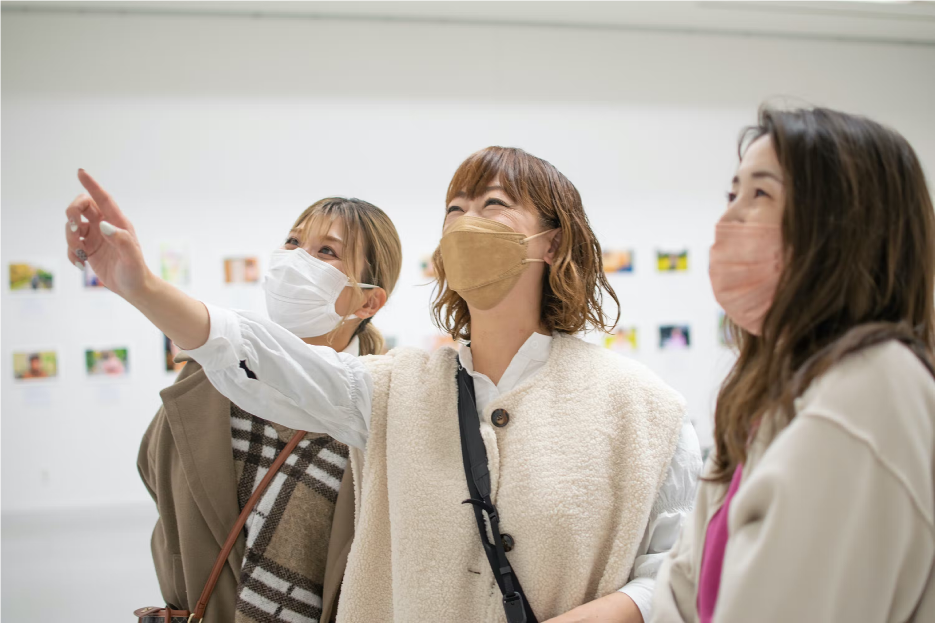 写真展には多数の来場者が