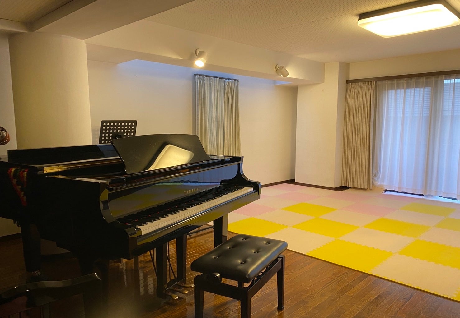東京桜台教室。グランドアップピアノの他、電子ドラム等の楽器があります。