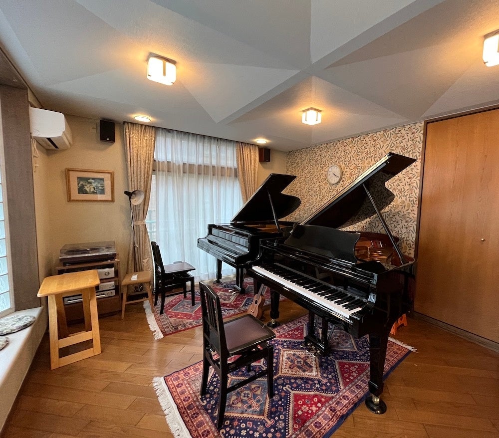 東京目黒教室。2台のグランドアップピアノの他、電子ドラム等の楽器があります。