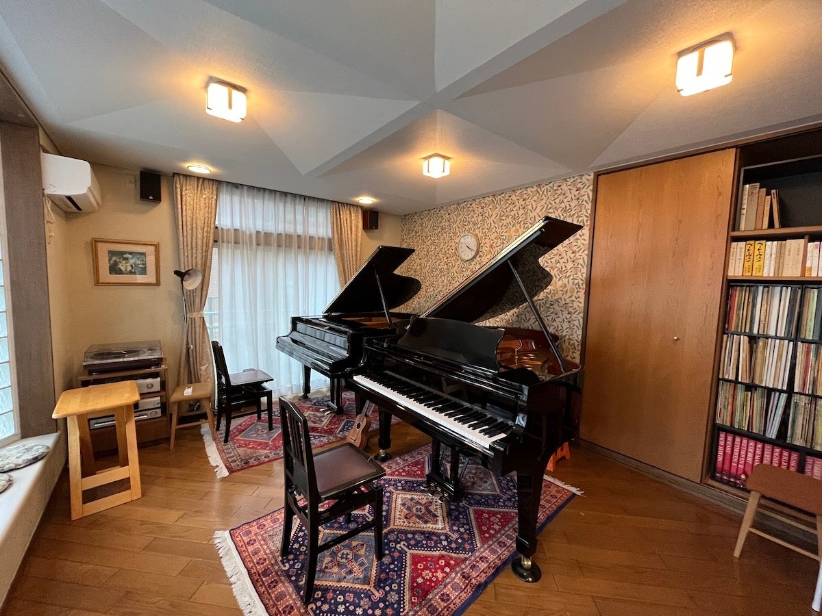 東京目黒教室。2台のグランドアップピアノの他、電子ドラム等の楽器があります。