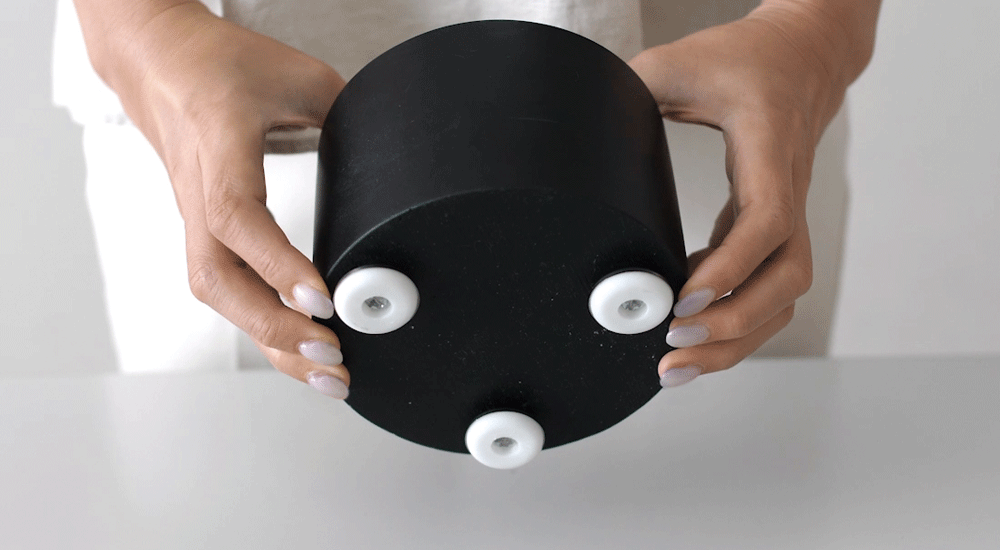 テーブルファイヤーピット裏面の脚は床面を傷つけないハードシリコンを採用