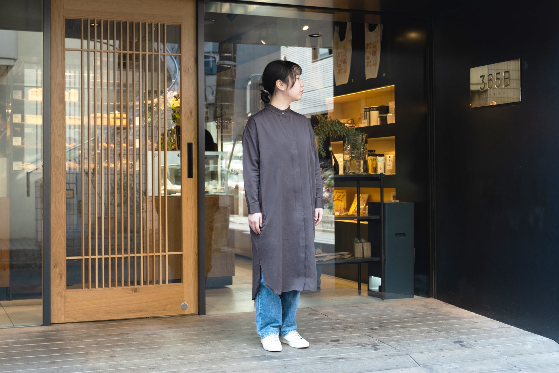 ユニフォーム提供商品:SHIRT DRESS (廃棄予定のエスプレッソから抽出したDARK BROWN) ¥26,400