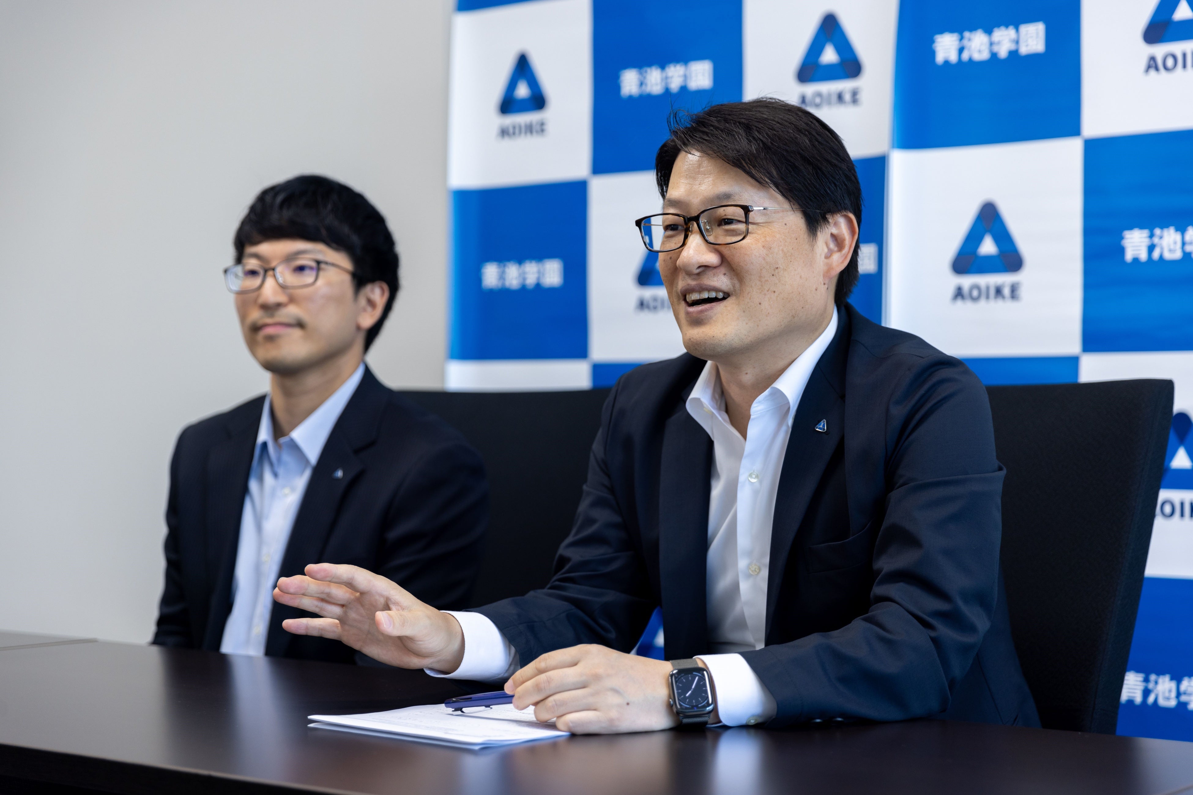 左から福田主任、青池理事長