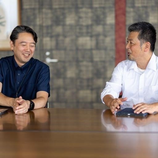 左から草鹿校長、小林教諭